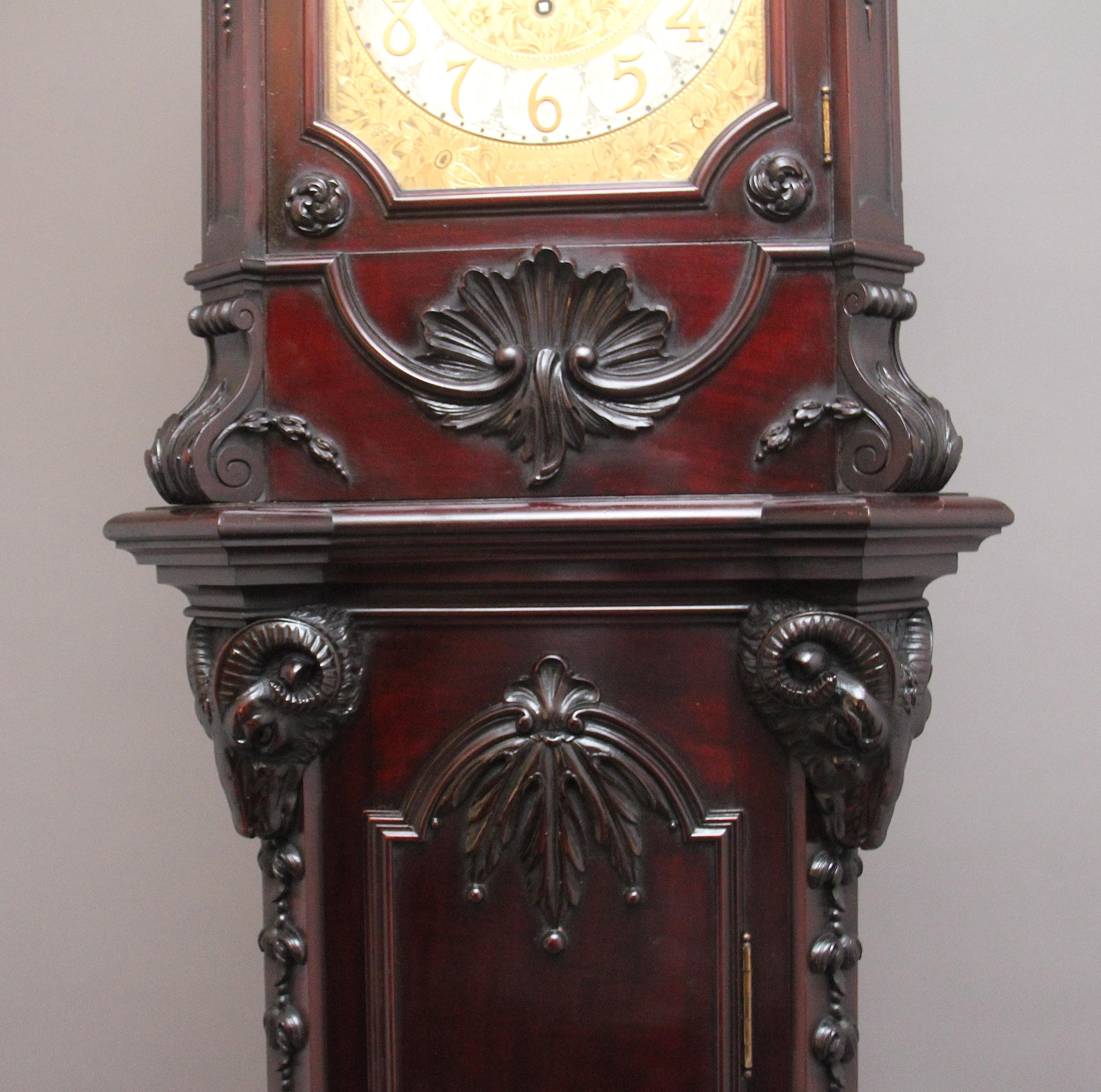 Orologio a cassa lunga in mogano intagliato dei primi del Novecento di Maple & Co. di Londra in vendita 2