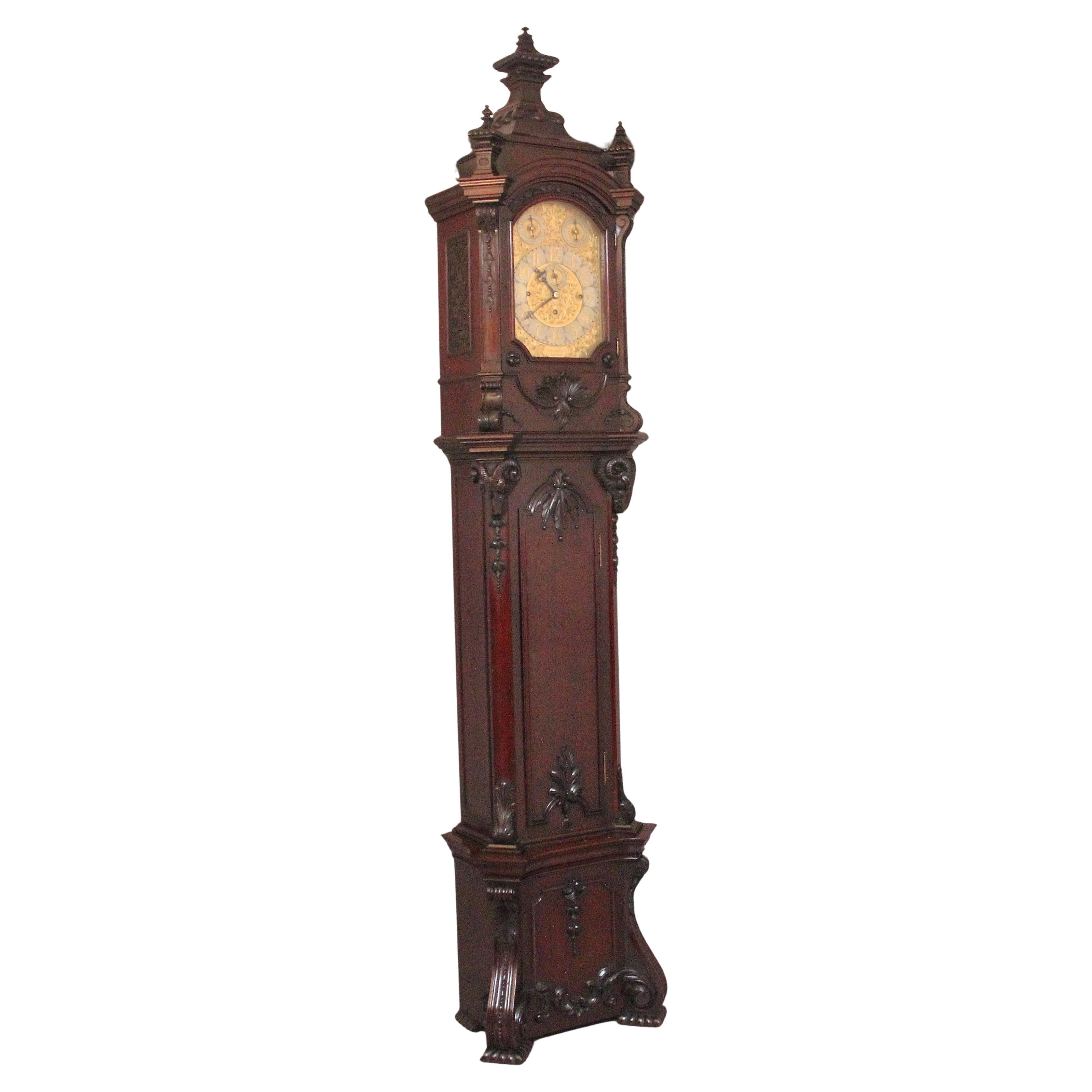 Orologio a cassa lunga in mogano intagliato dei primi del Novecento di Maple & Co. di Londra in vendita