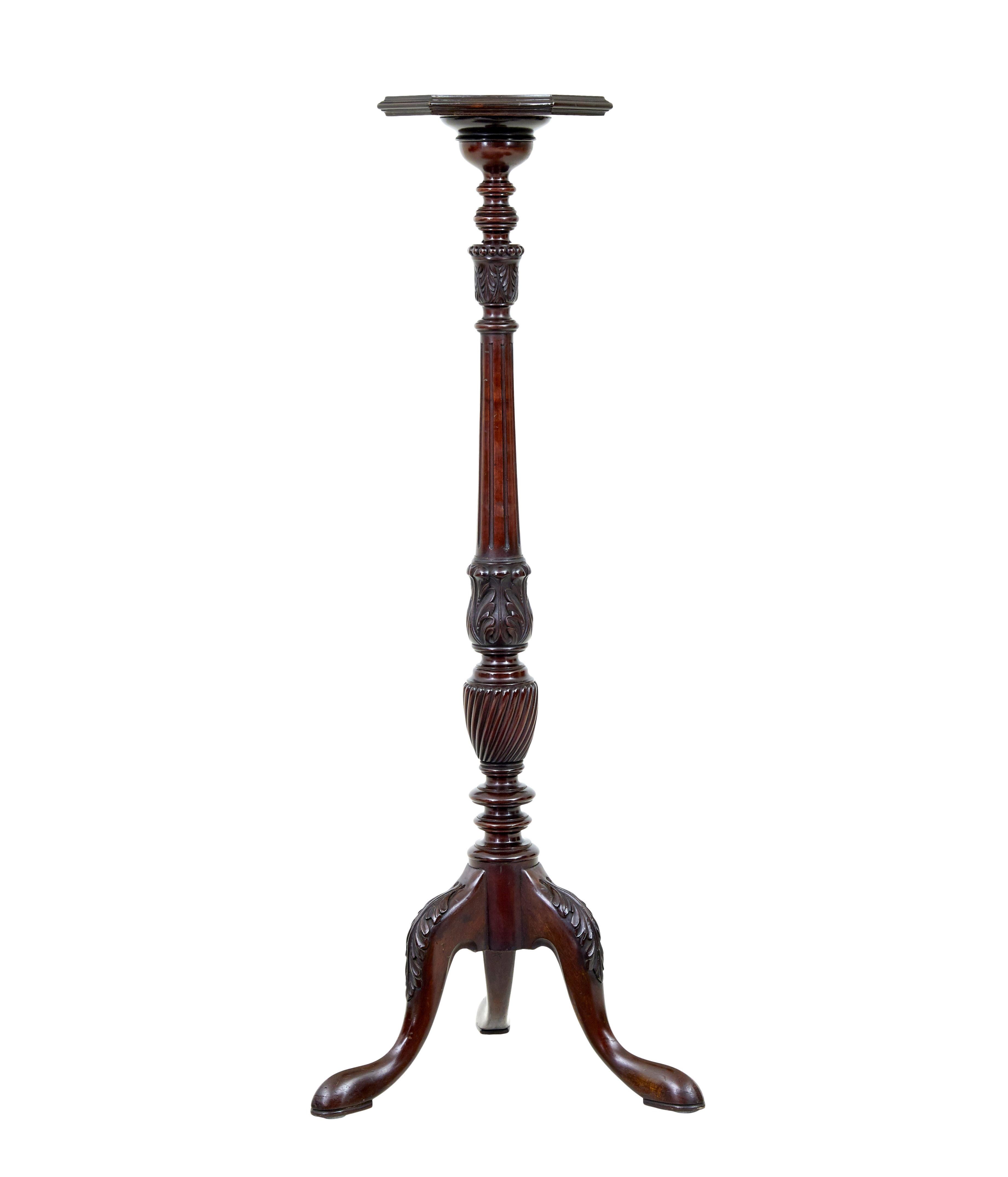 Cavalletto in mogano intagliato dei primi del Novecento, circa 1920.

Supporto di buona qualità, ideale per un vaso di fiori in corridoio o all'ingresso.

Piano sagomato con un'area di 11″ x 11″. Sostenuto da un gambo tornito e intagliato, poggia su