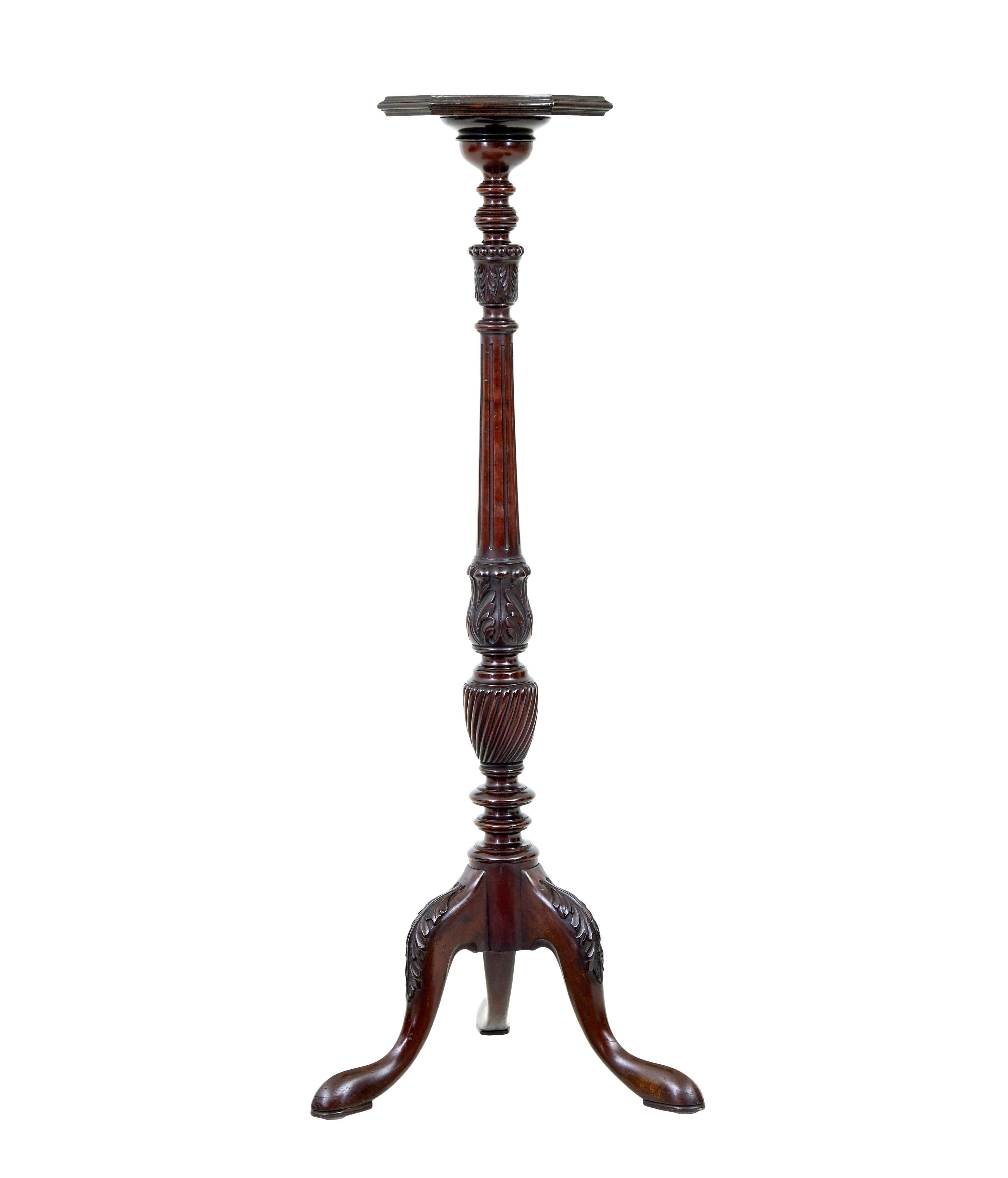 Socle en acajou sculpté du début du 20e siècle, vers 1920.

Support de bonne qualité, idéal pour un vase de fleurs dans le couloir ou l'entrée.

Dessus en forme avec une surface de 11″ x 11″. Soutenu par une tige tournée et sculptée, reposant sur