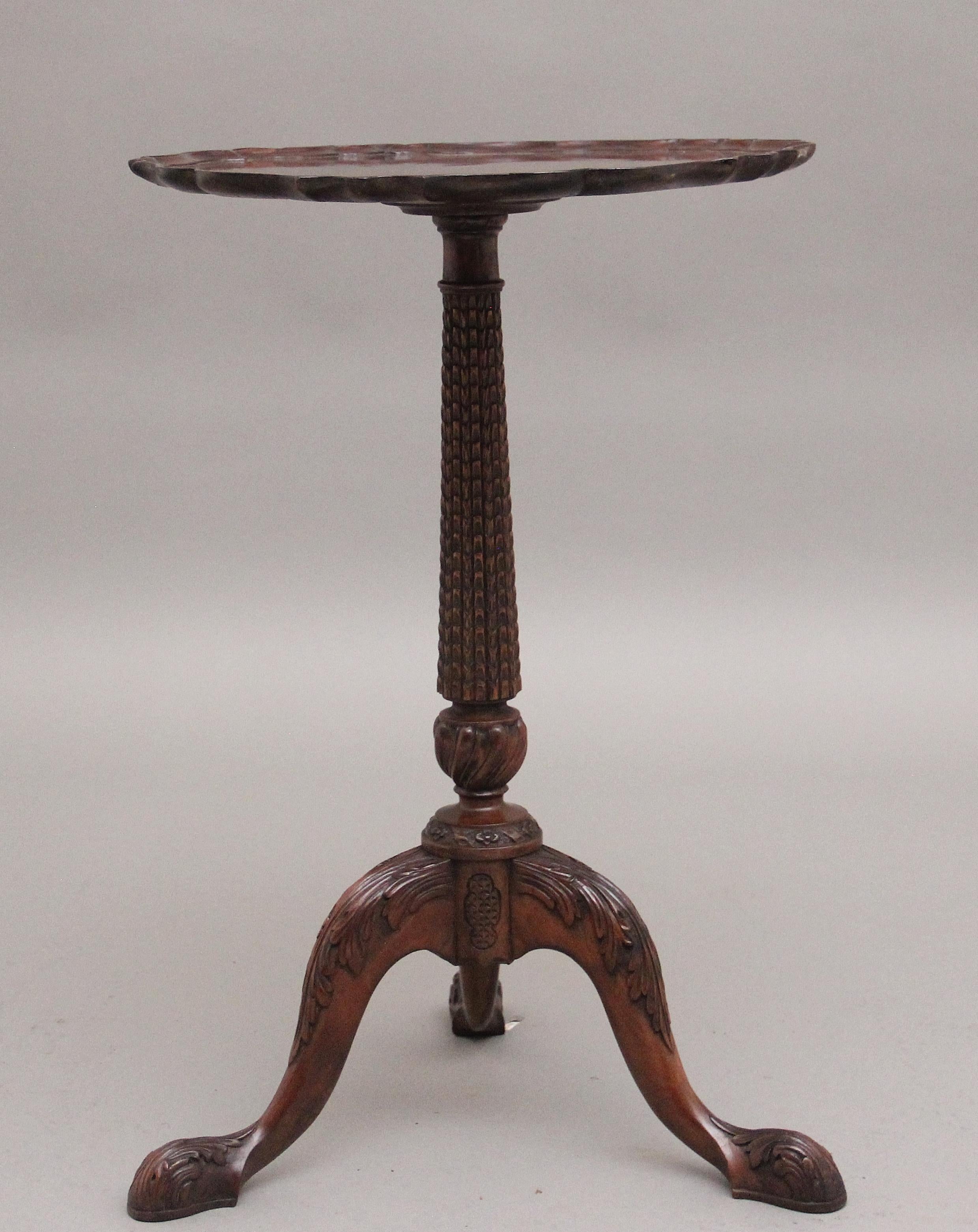 Charmante table à vin en acajou sculpté du début du 20e siècle, avec un plateau magnifiquement figuré et un bord en croûte de tarte, reposant sur une colonne très sculptée et des pieds tripodes cabrioles coiffés d'acanthe avec des pieds en pad. 