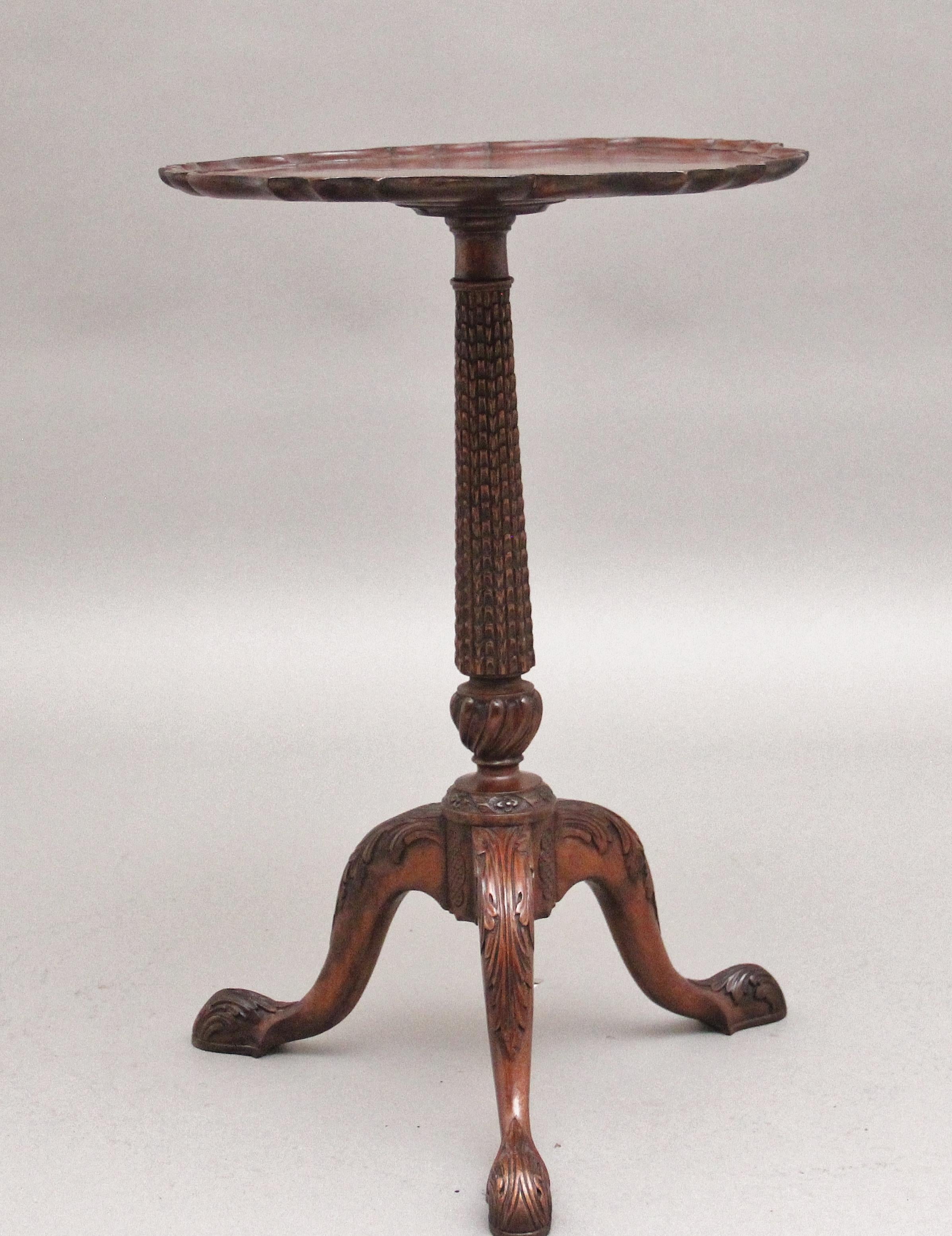 Édouardien Table à vin en acajou sculpté du début du 20e siècle en vente