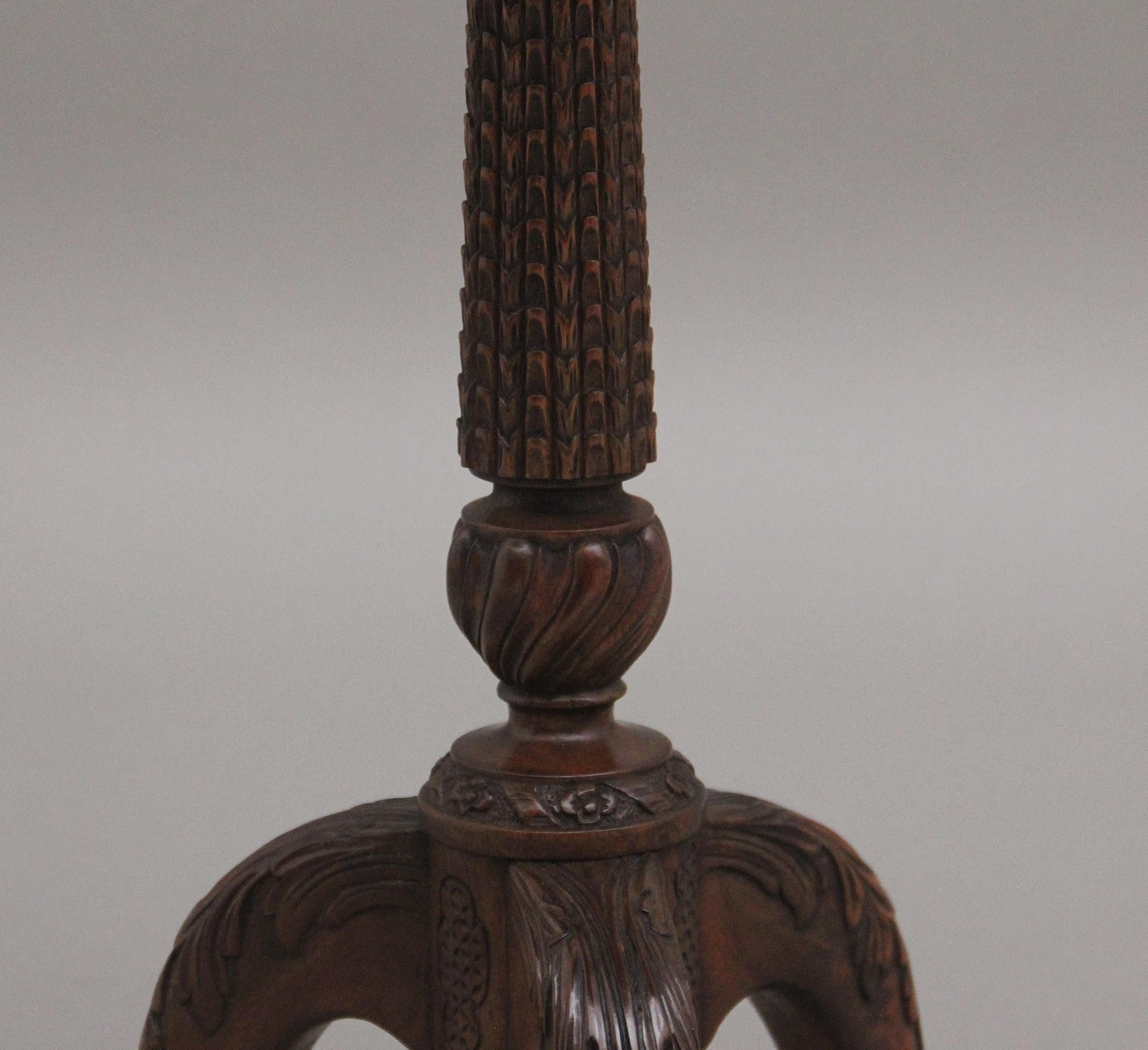 Début du 20ème siècle Table à vin en acajou sculpté du début du 20e siècle en vente