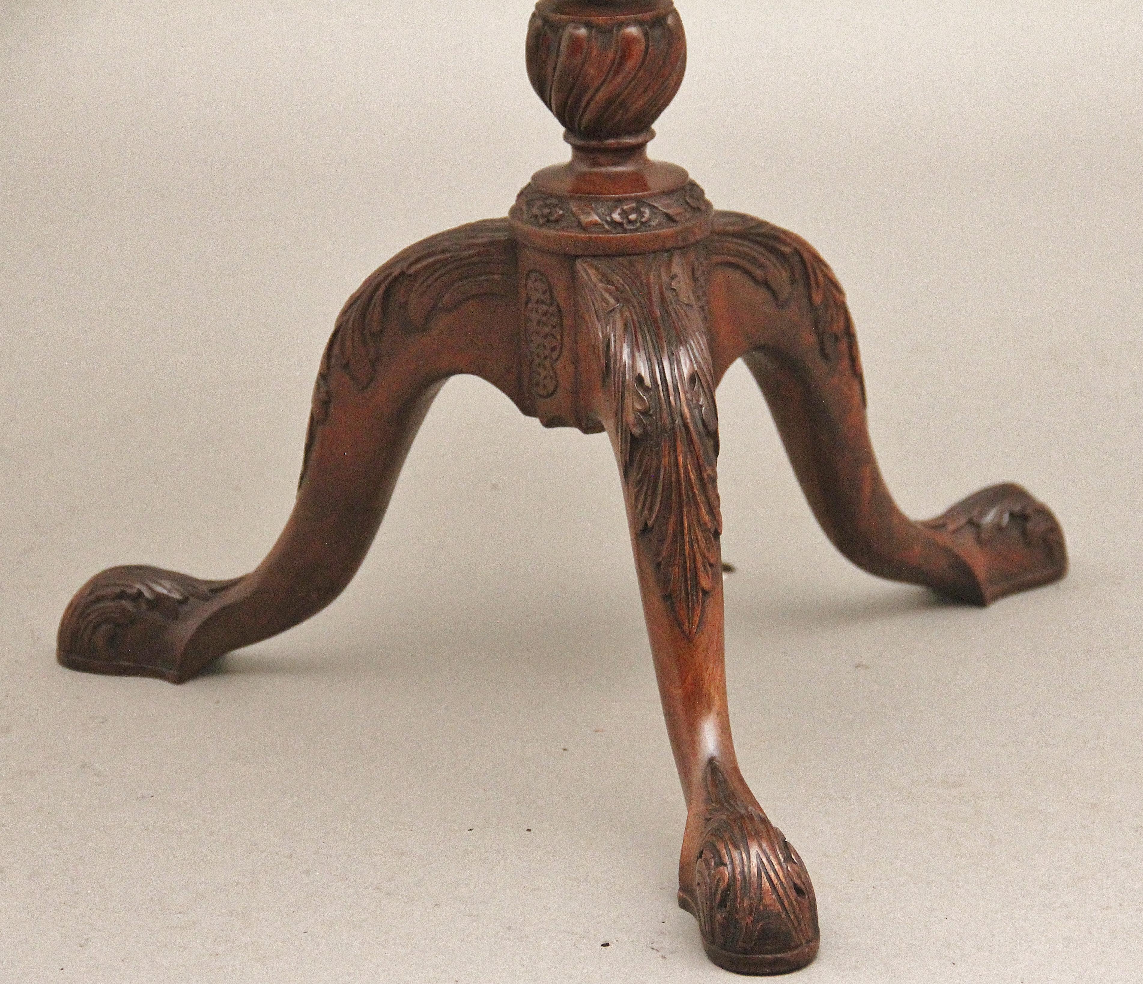 Acajou Table à vin en acajou sculpté du début du 20e siècle en vente