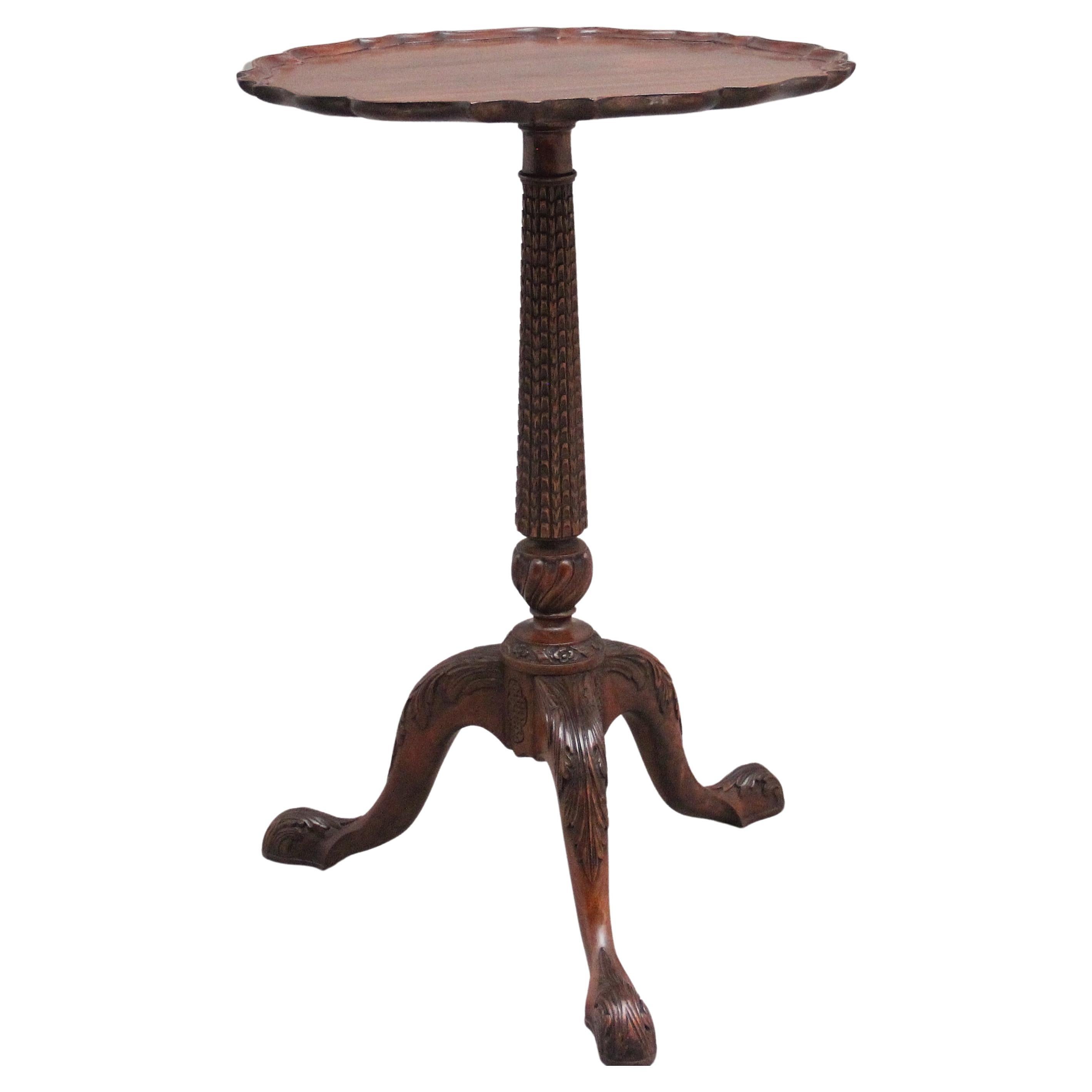 Mesa de vino de caoba tallada de principios del siglo XX