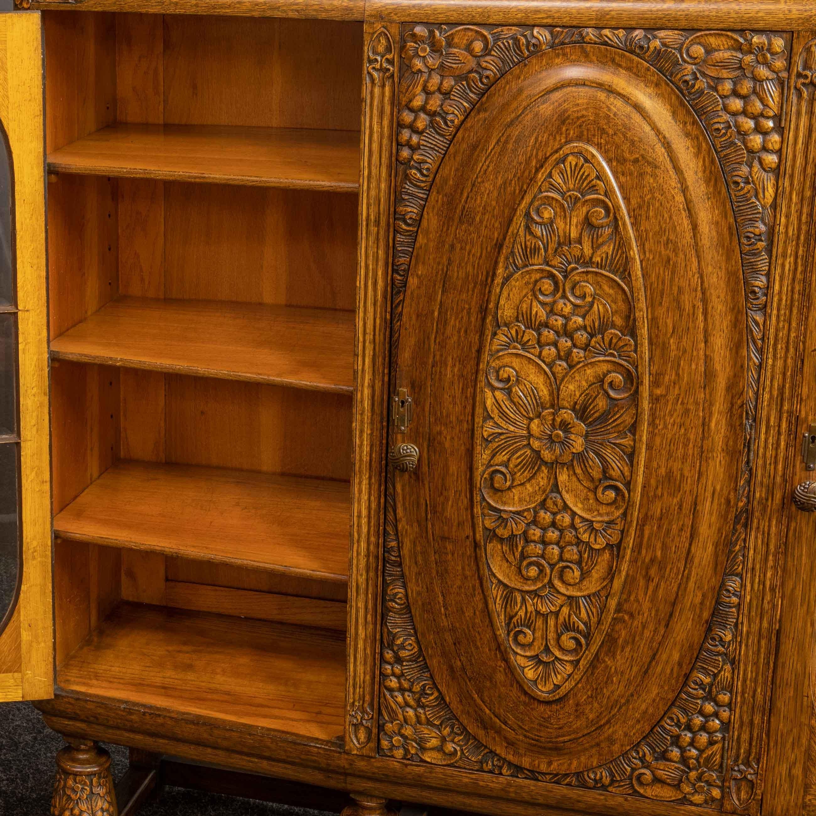 Early 20th Century Carved Oak Bookcase For Sale 2