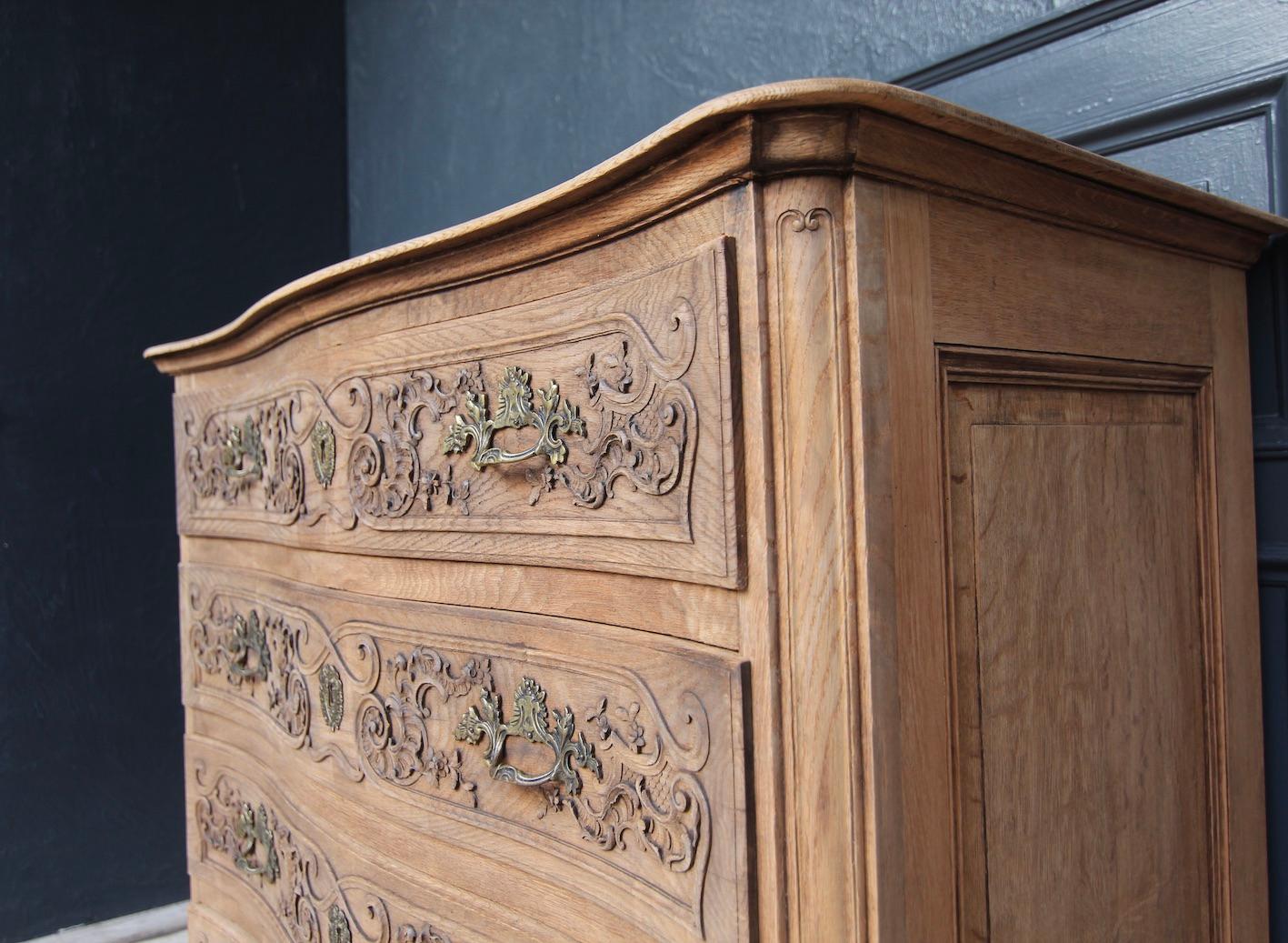 Early 20th Century Carved Oak Chest of Drawers For Sale 1