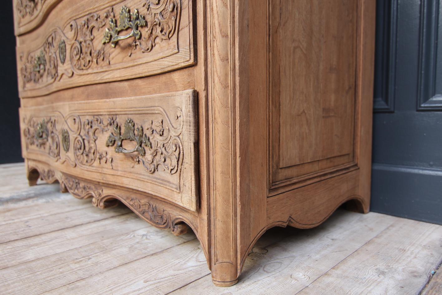 Early 20th Century Carved Oak Chest of Drawers For Sale 3