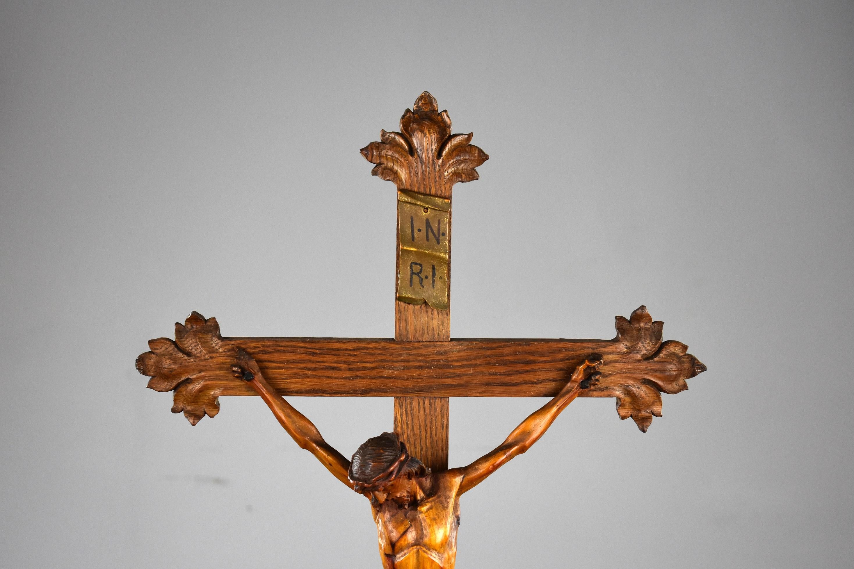This early 20th century carved oak crucifix in good condition. Superb detailed carving.