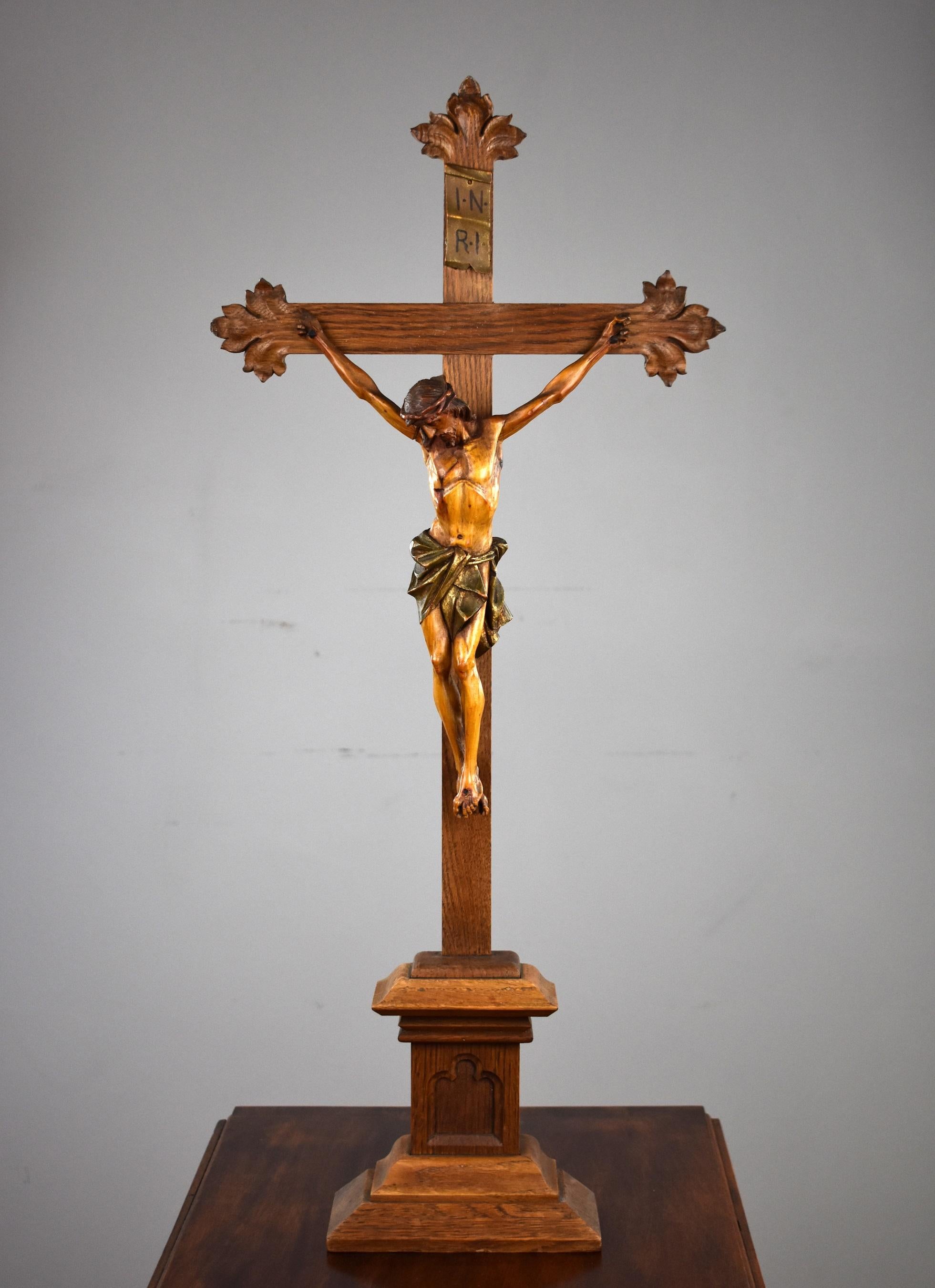 Early 20th Century Carved Oak Crucifix 1