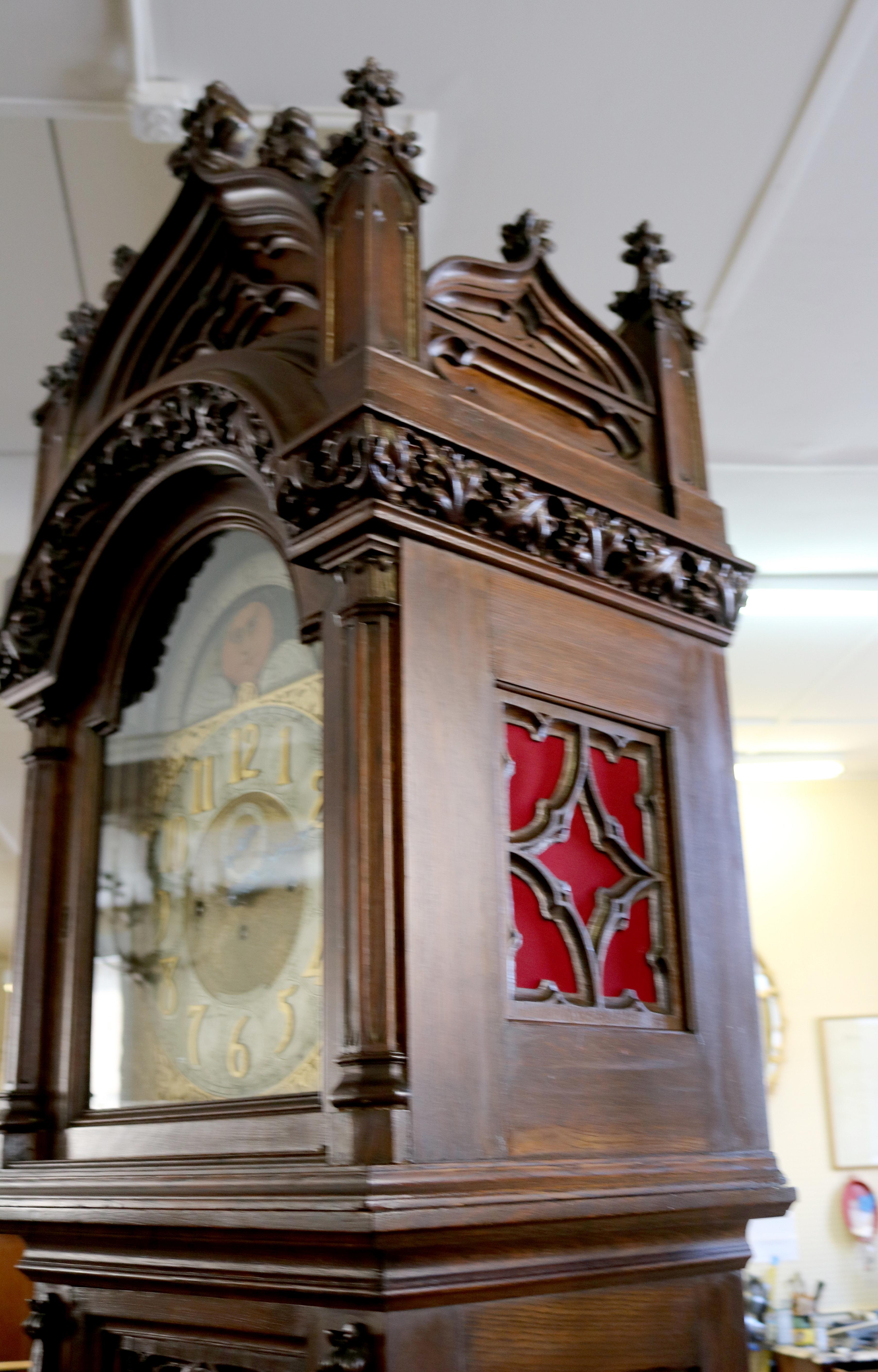 Anfang des 20. Jahrhunderts geschnitzte Eiche Gotik 5 Gong Großvater Uhr Großes Gehäuse 3