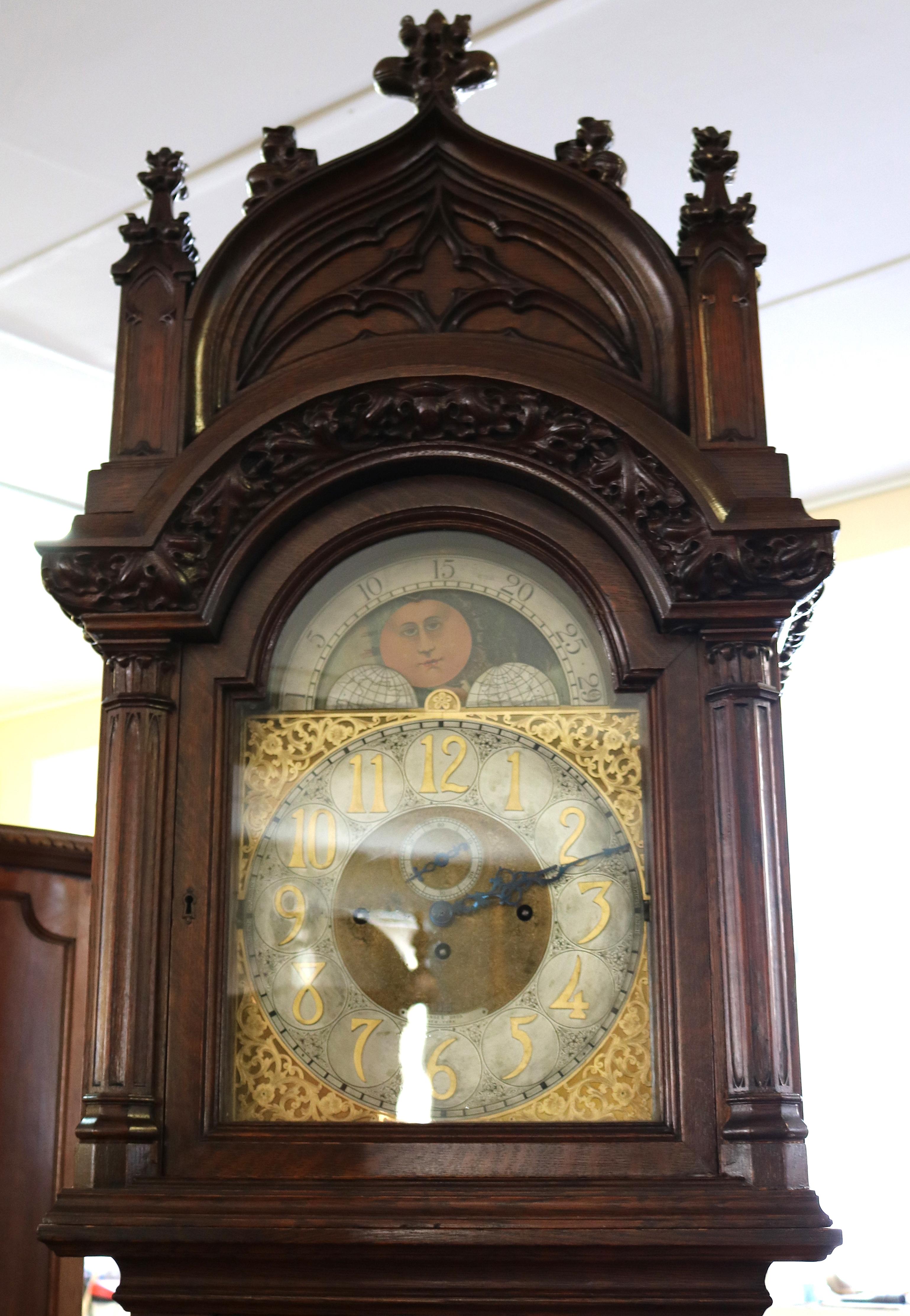 Anfang des 20. Jahrhunderts geschnitzte Eiche Gotik 5 Gong Großvater Uhr Großes Gehäuse im Zustand „Gut“ in Long Branch, NJ