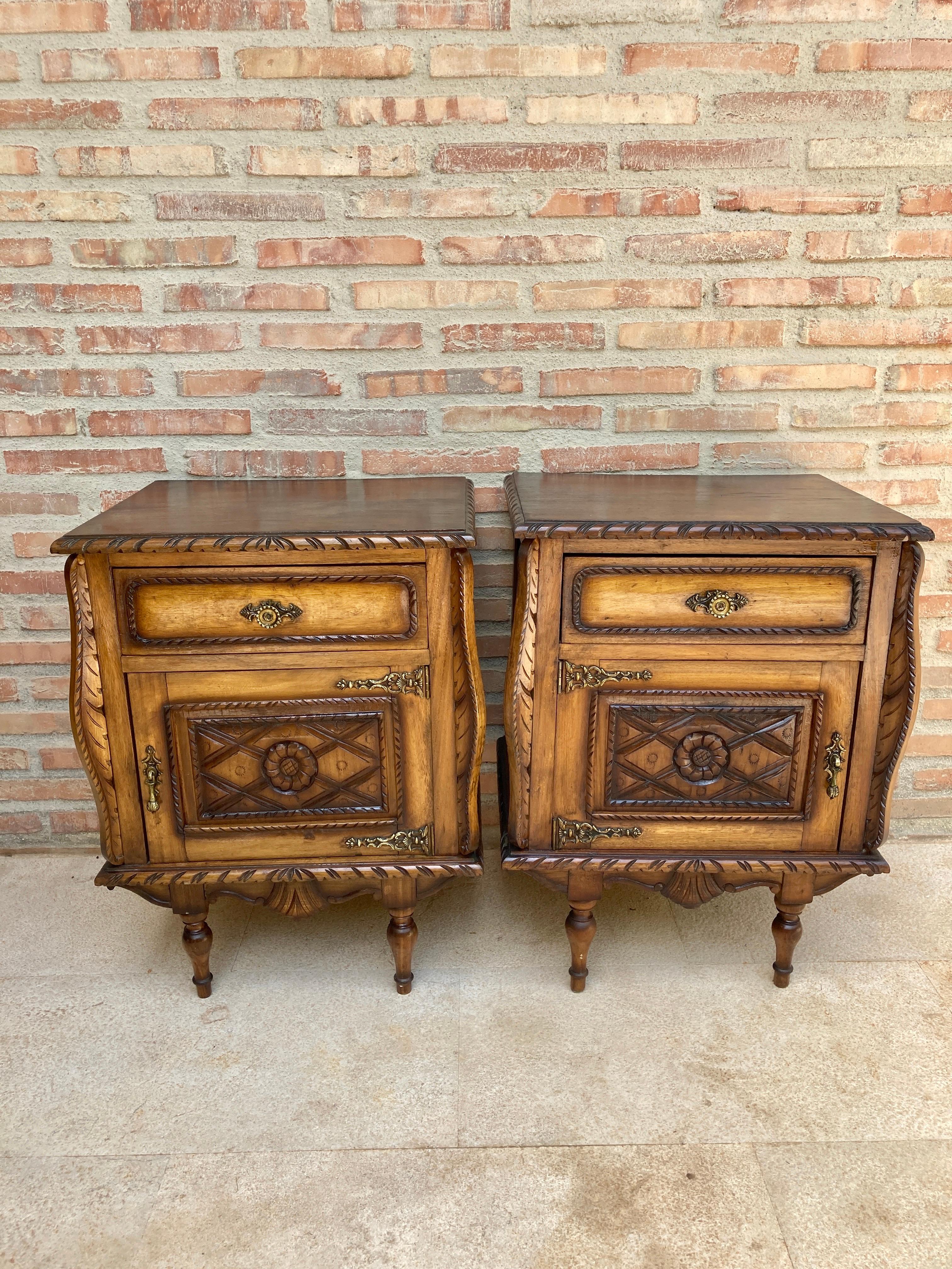 Pair of early century carved walnut nightstand, 1940s
Rare and fine quality. Beautiful pair of antique Italian carved solid walnut nightstands from the 1880s. In the front a comfortable drawer and a door. In very good old condition.
Design period