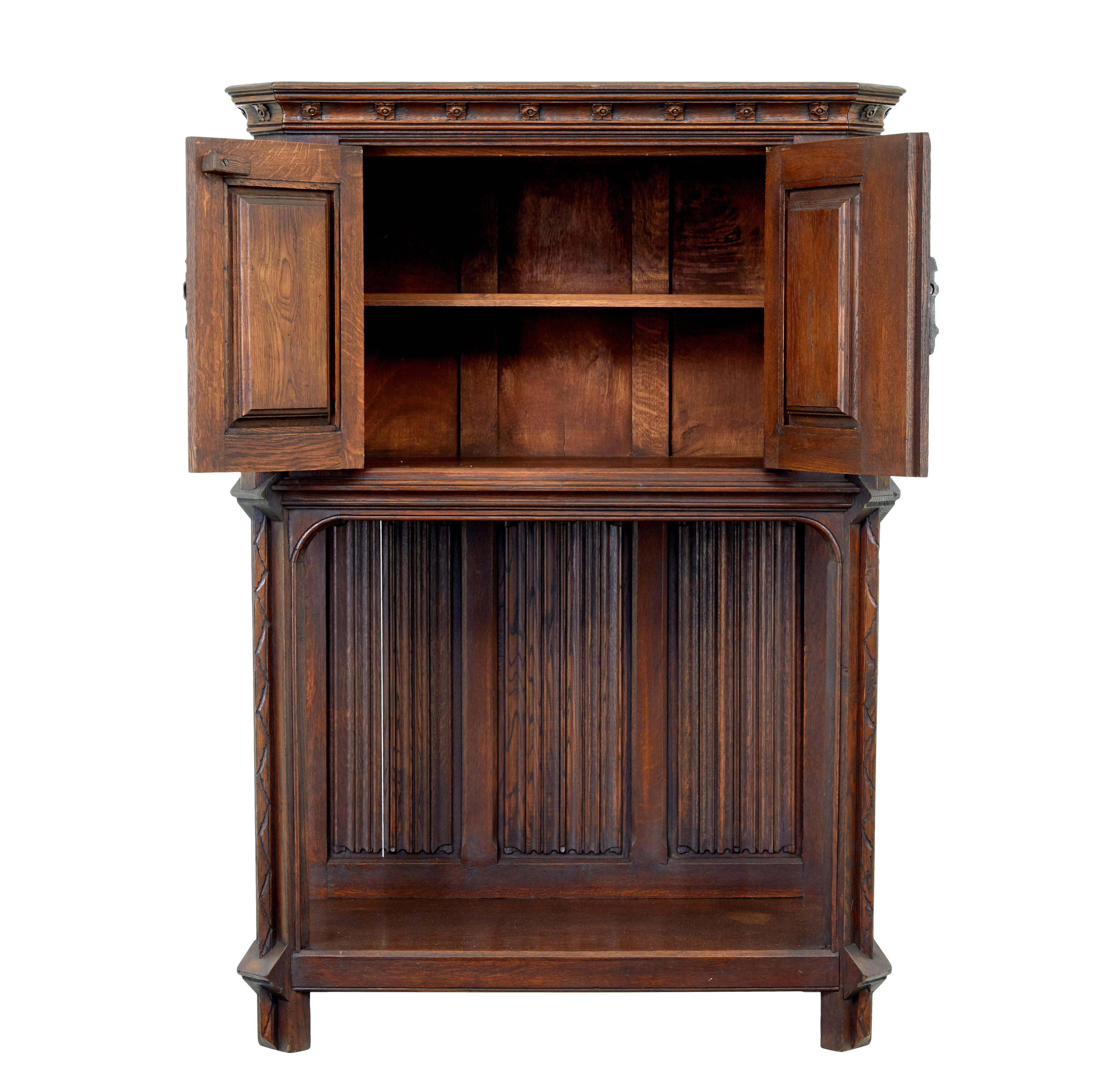 Renaissance-Schrank aus geschnitzter Eiche des frühen 20. Jahrhunderts (Neugotik) im Angebot