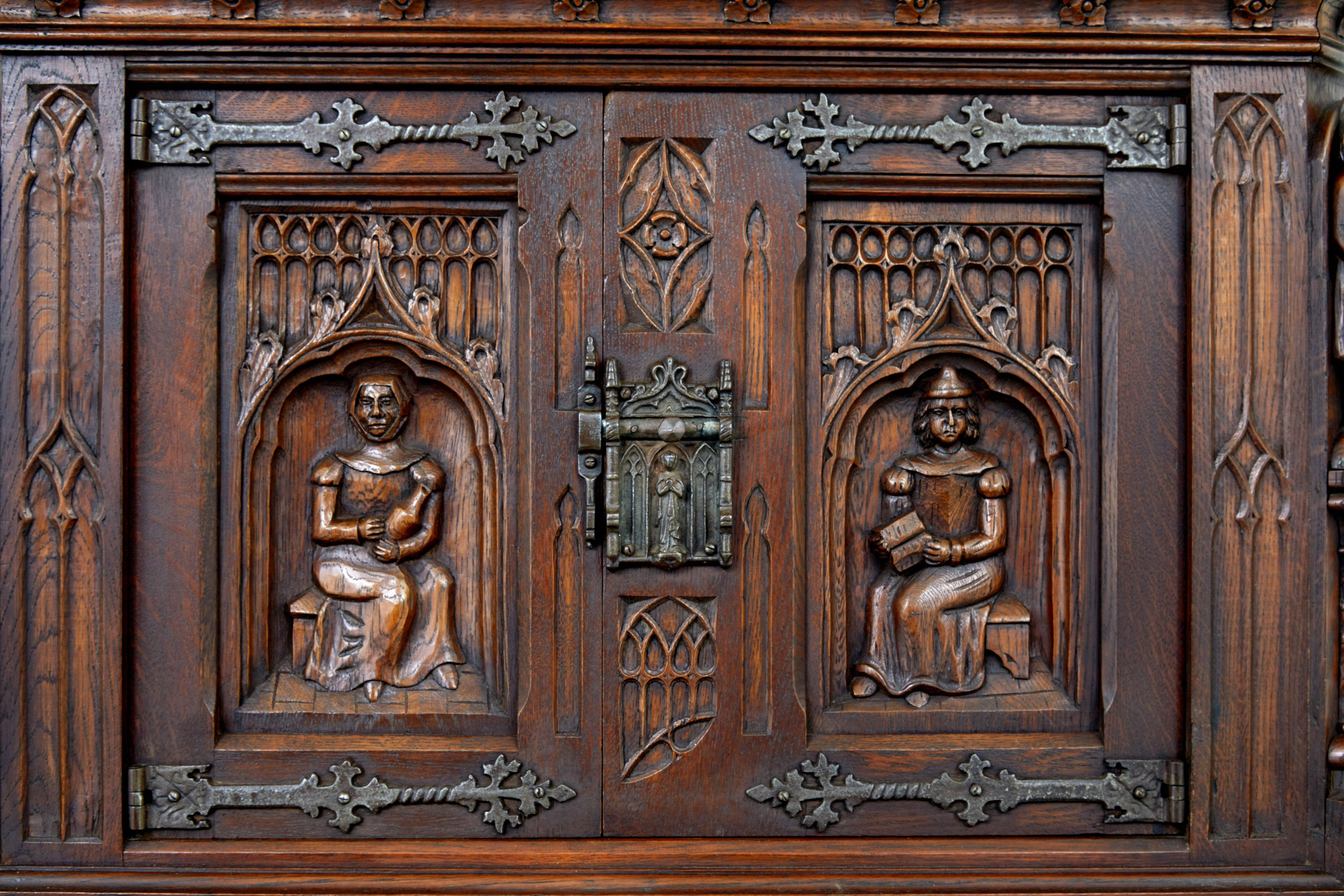 Renaissance-Schrank aus geschnitzter Eiche des frühen 20. Jahrhunderts (Eichenholz) im Angebot