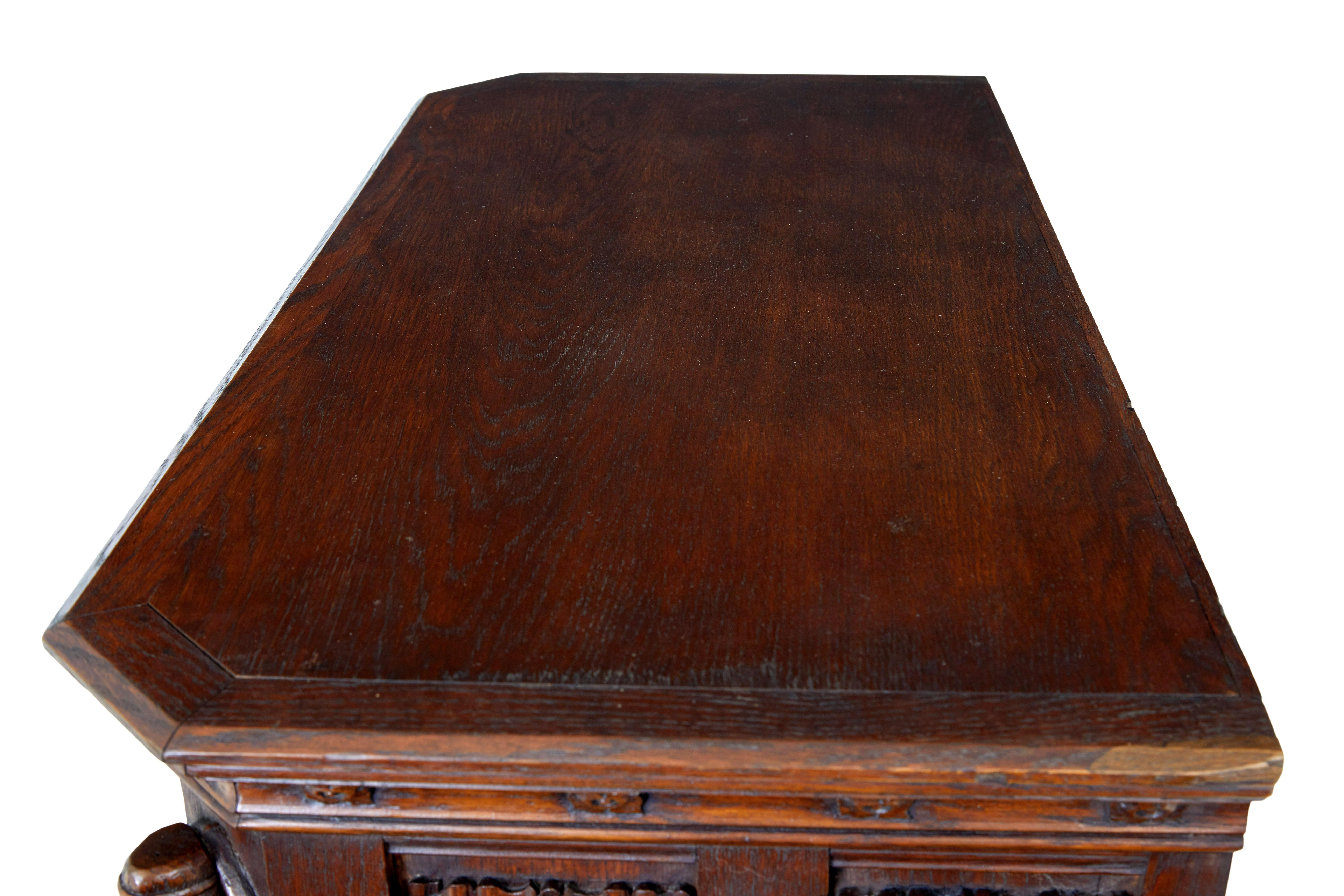 Renaissance-Schrank aus geschnitzter Eiche des frühen 20. Jahrhunderts im Angebot 2