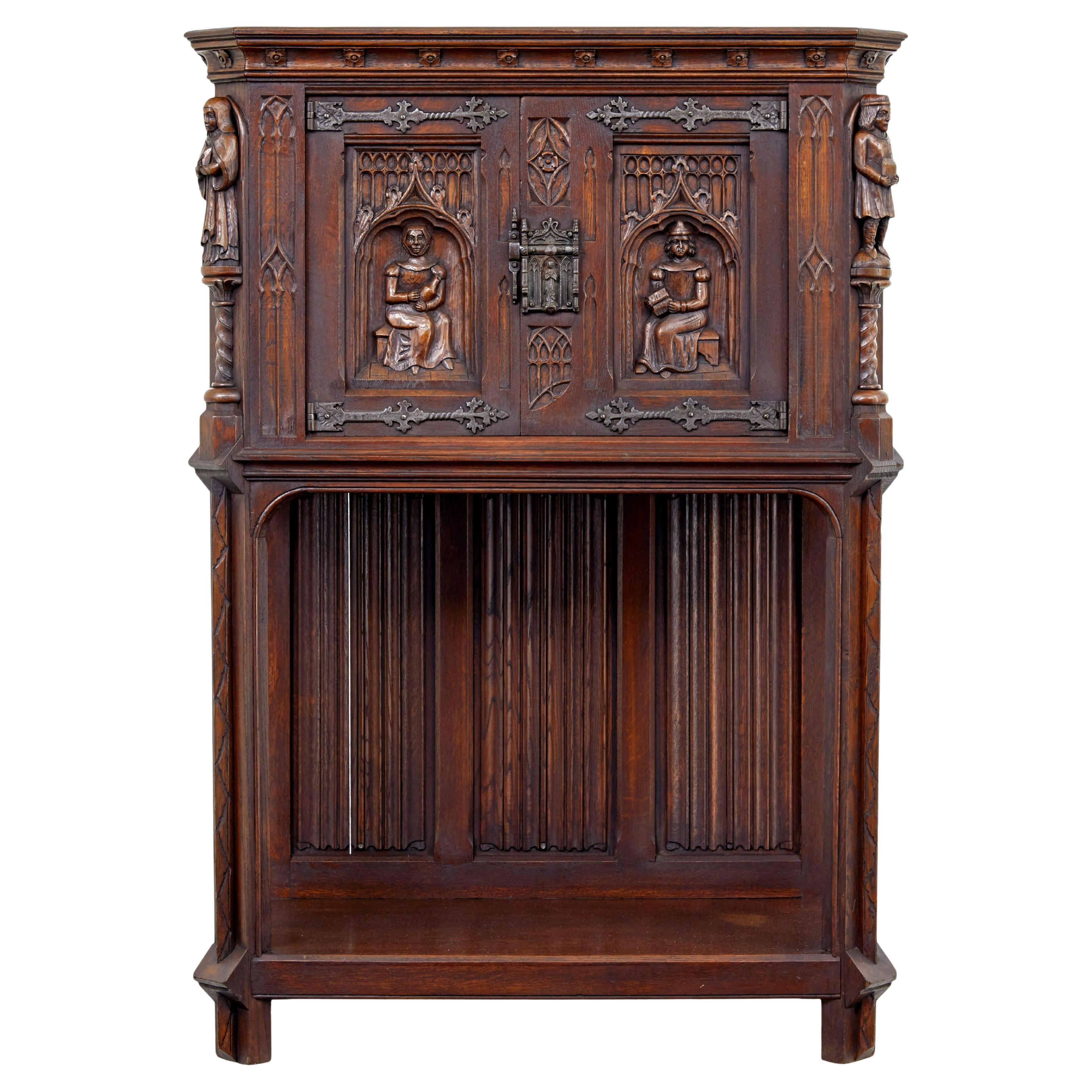 Armoire en chêne sculpté de style renaissance du début du 20e siècle