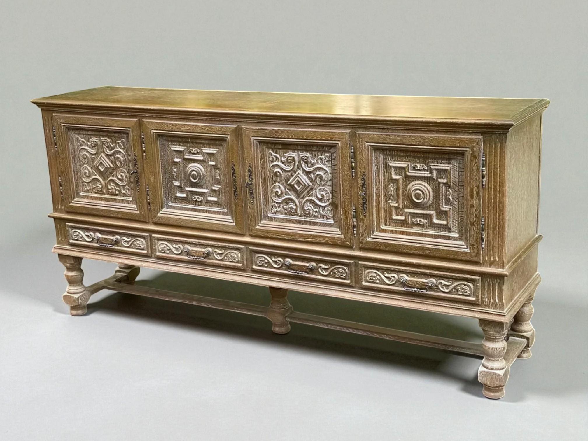 Spanish Early 20th Century - Carved Oak - Spain For Sale