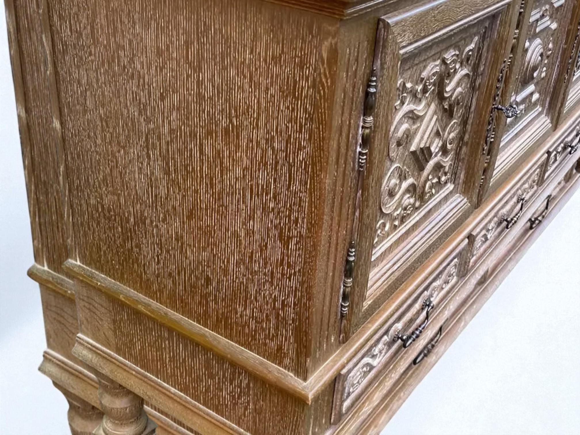 Early 20th Century - Carved Oak - Spain For Sale 4