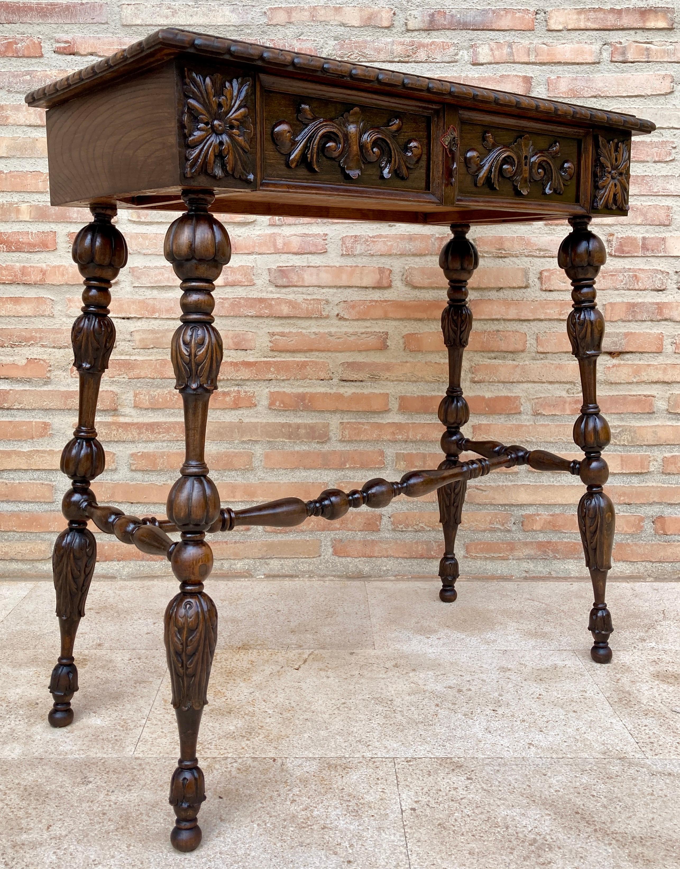 Early 20Th Century Carved Oak Table, Side Table or Console Table.
Table, side table or console table with a carved oak drawer from the early 20th century.
Beautiful Spanish oak wood table, carved and with a central drawer that has a single iron