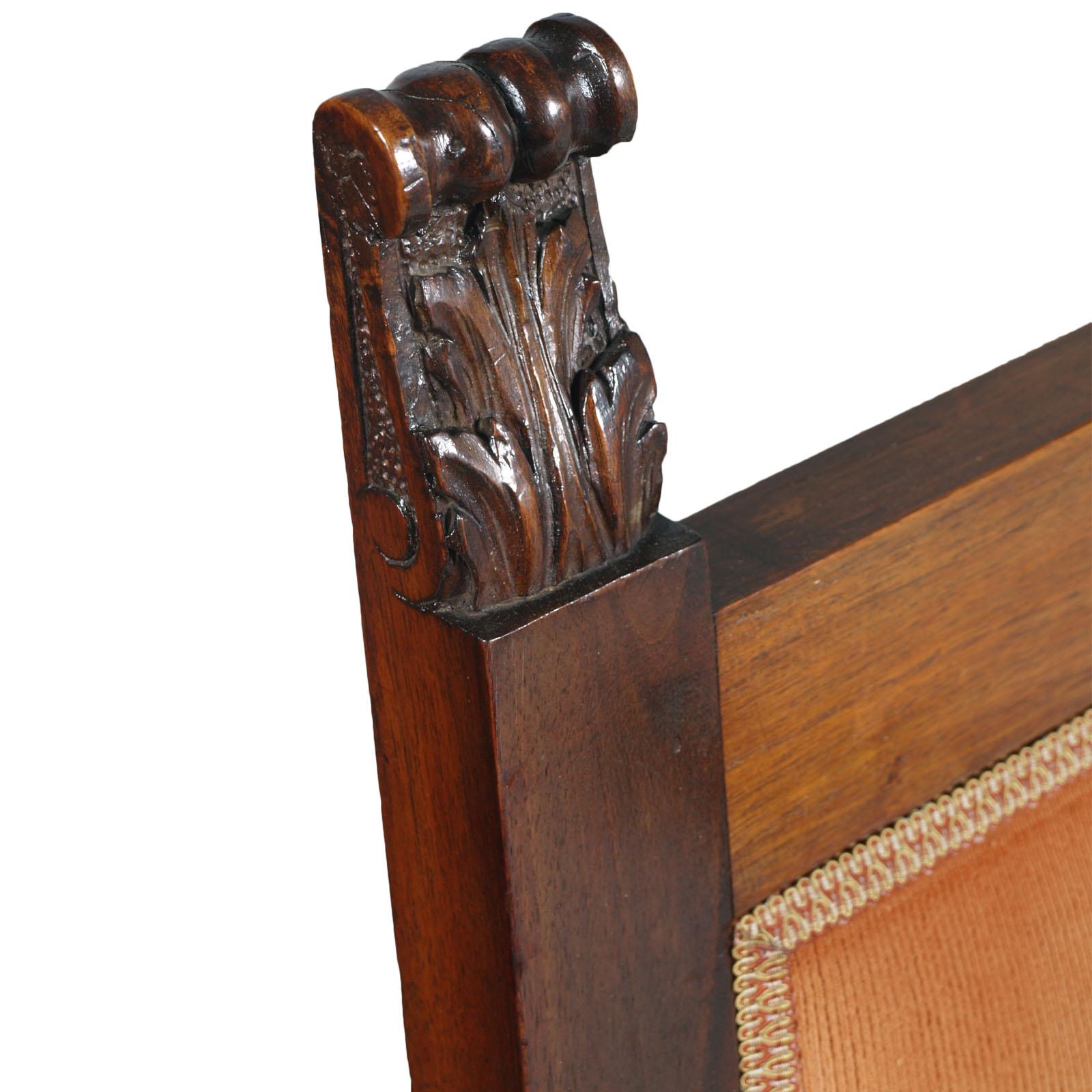 Bedeutender toskanischer Stuhl um 1900 für den Kopf des Tisches, Michele Bonciani zuzuschreiben, aus massivem, handgeschnitztem Nussbaum, mit Wachs poliert, mit originaler Polsterung aus saniertem Samt, noch in gutem Zustand. Auf Anfrage können wir