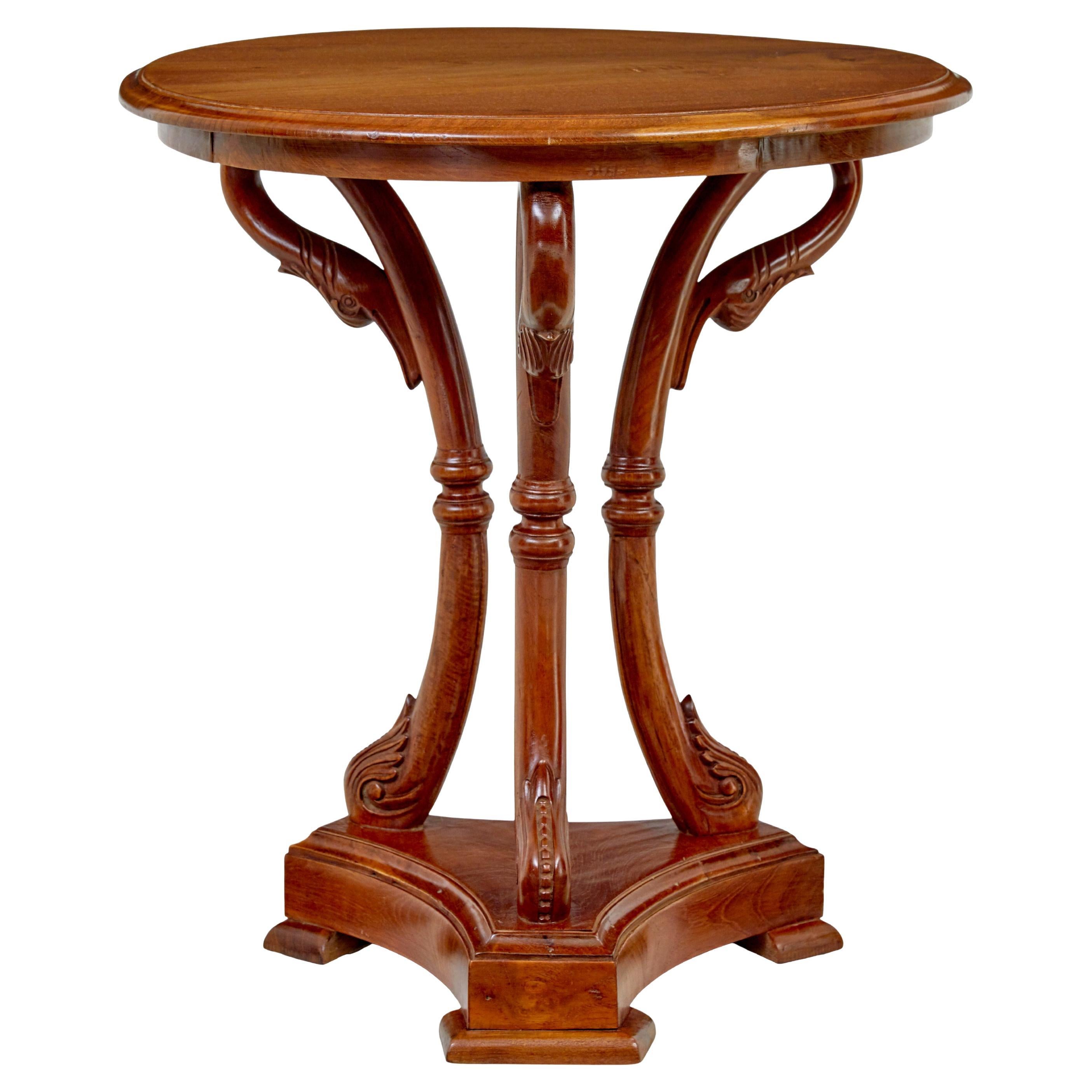 Mesa auxiliar de teca tallada de principios del siglo XX