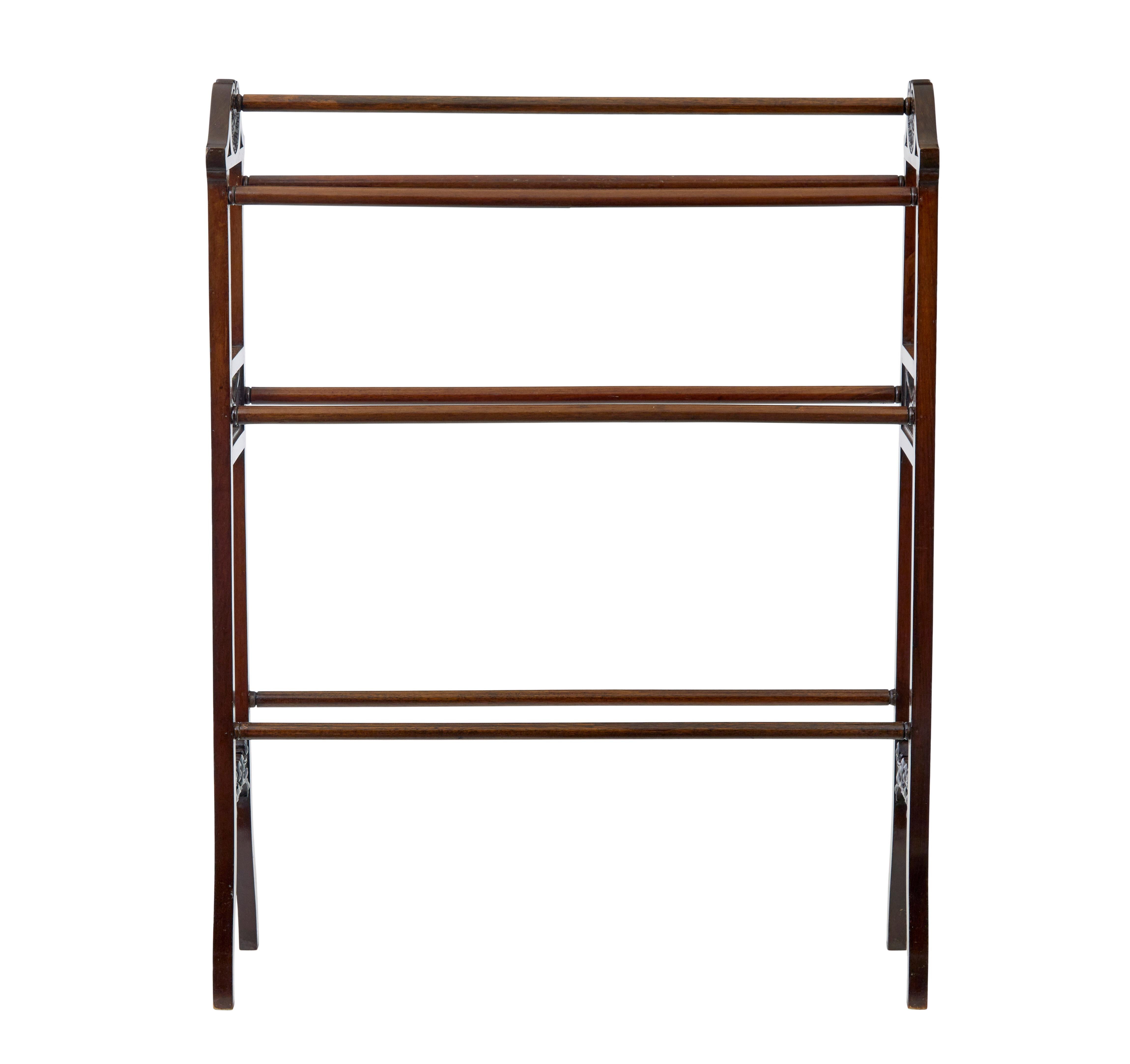 Porte-serviettes sculpté du début du 20e siècle, vers 1910.

Porte-serviettes de bonne qualité en acajou et en pin.  Coquilles décoratives sculptées sur le dessus et autres sculptures sur les supports.  3 niveaux avec 7 rails pour sécher le linge ou