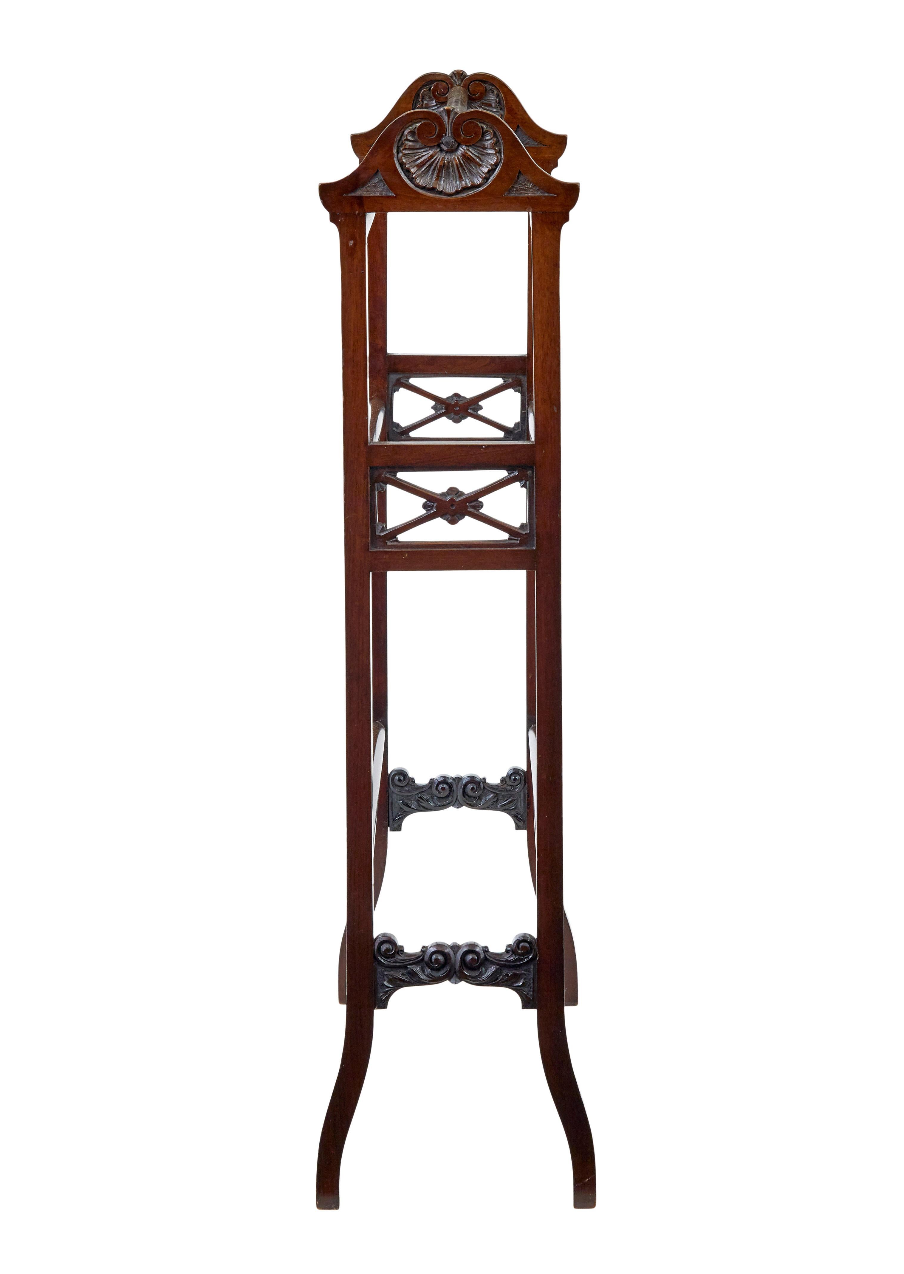 Édouardien Porte-serviettes sculpté du début du 20e siècle en vente