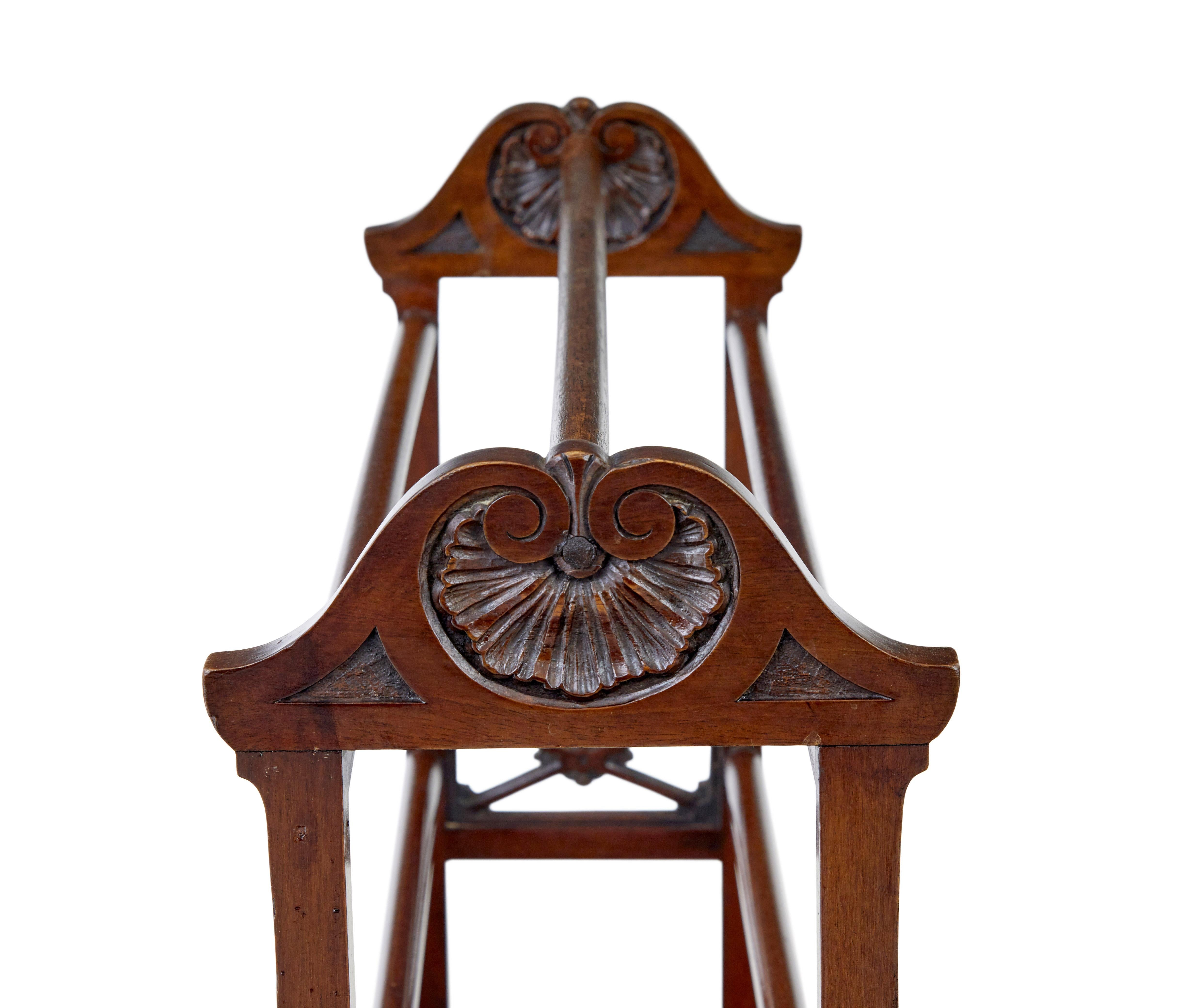 Anglais Porte-serviettes sculpté du début du 20e siècle en vente