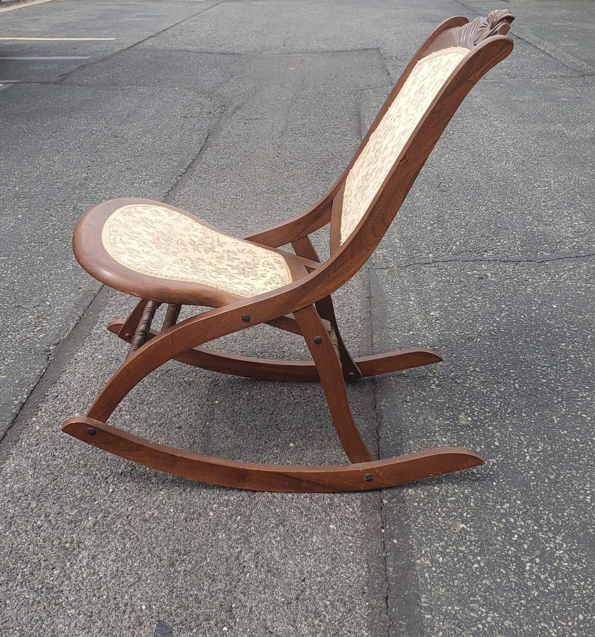 Chaise à bascule de style victorien du début du 20e siècle, en noyer sculpté et tapissé. 