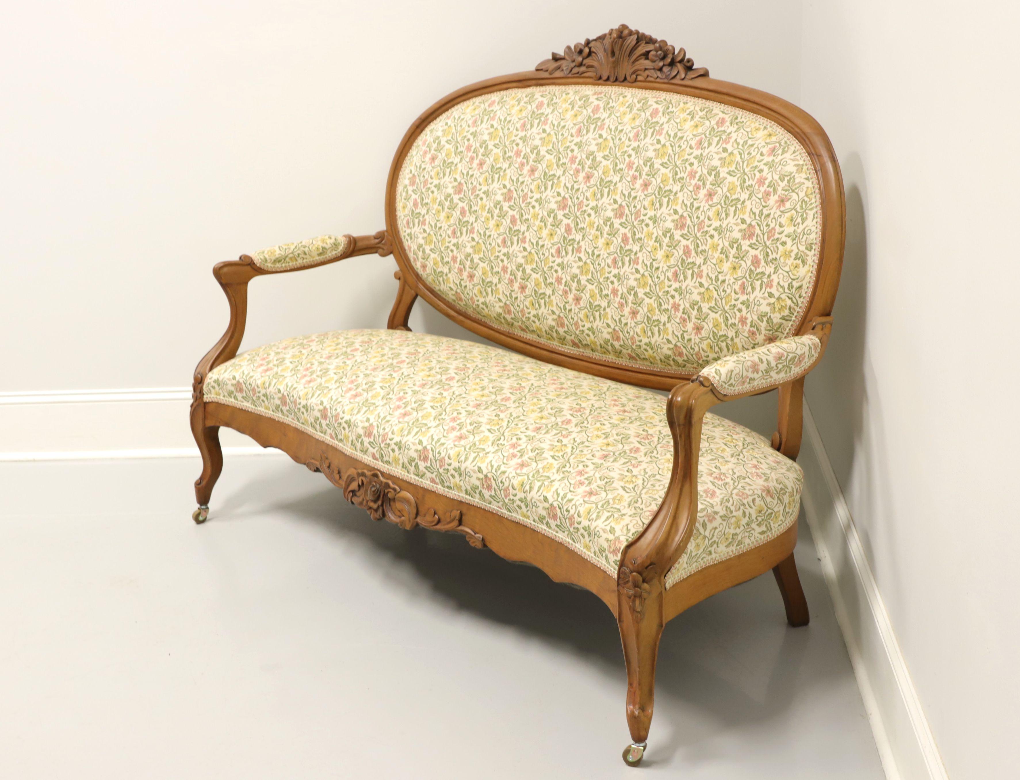 Antike Anfang des 20. Jahrhunderts geschnitzt Nussbaum Französisch Land Louis XV Settee - A (Louis XV.) im Angebot