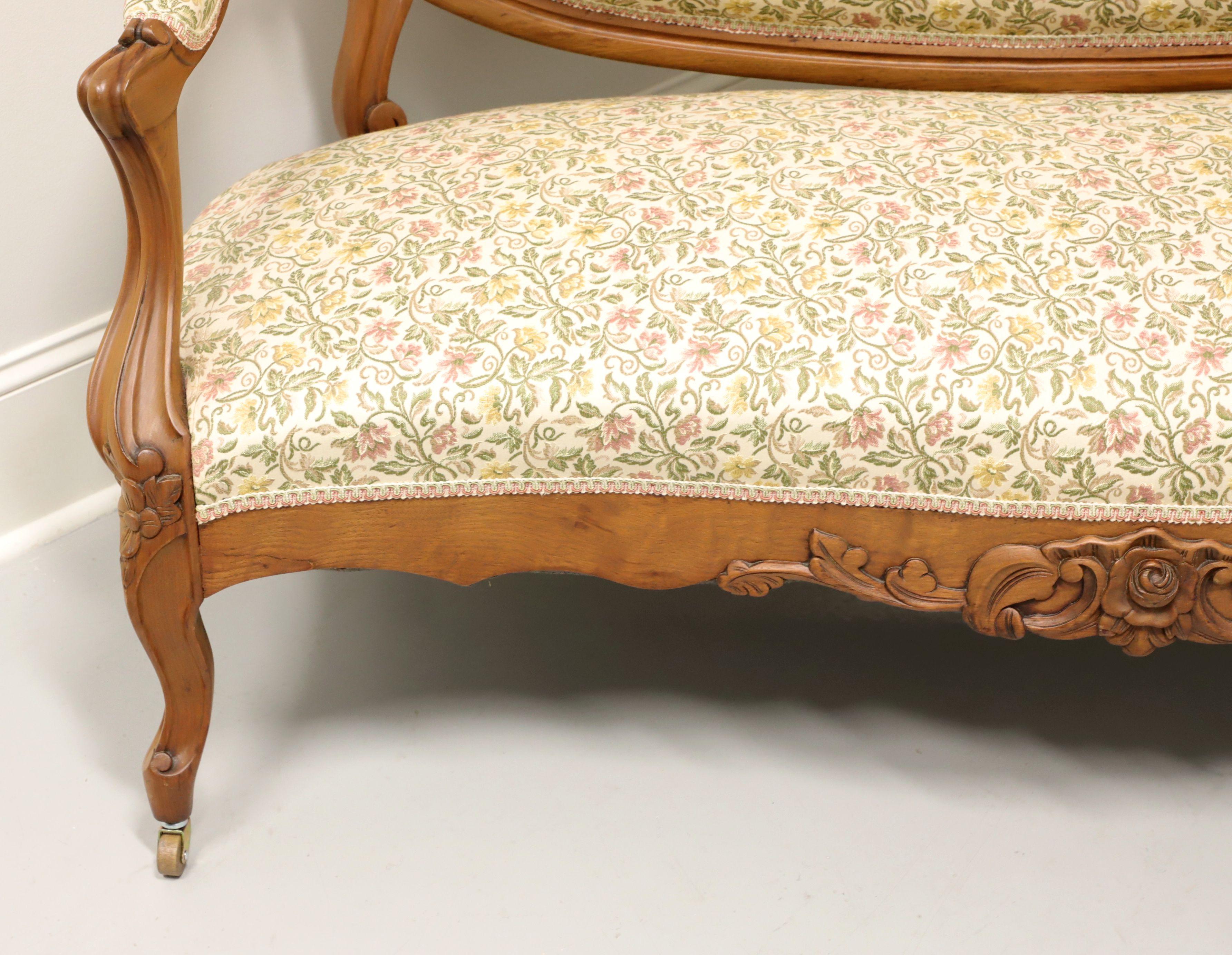 Antike Anfang des 20. Jahrhunderts geschnitzt Nussbaum Französisch Land Louis XV Settee - A im Angebot 2