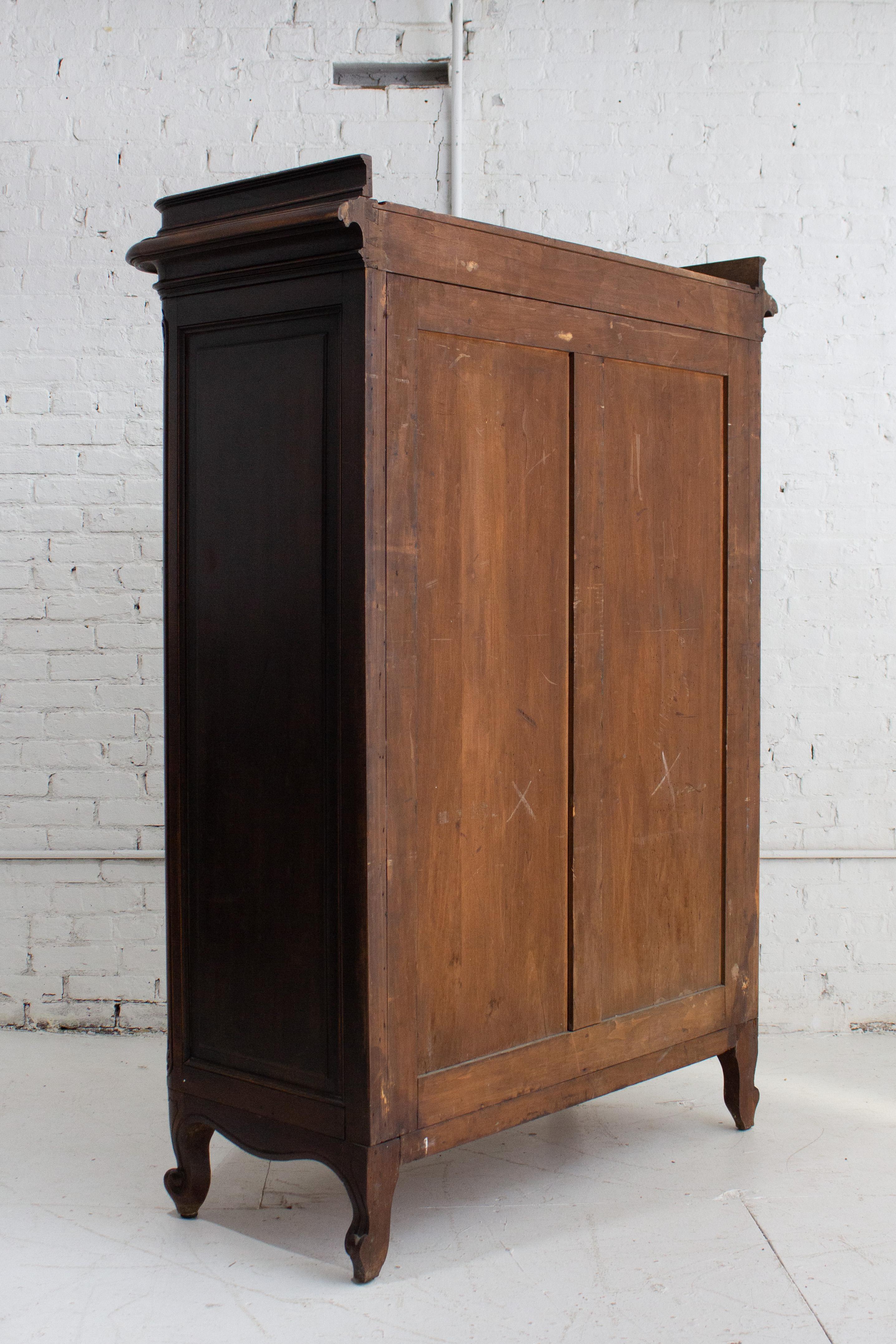 Early 20th Century Carved Walnut Glass Front Curio Cabinet 15