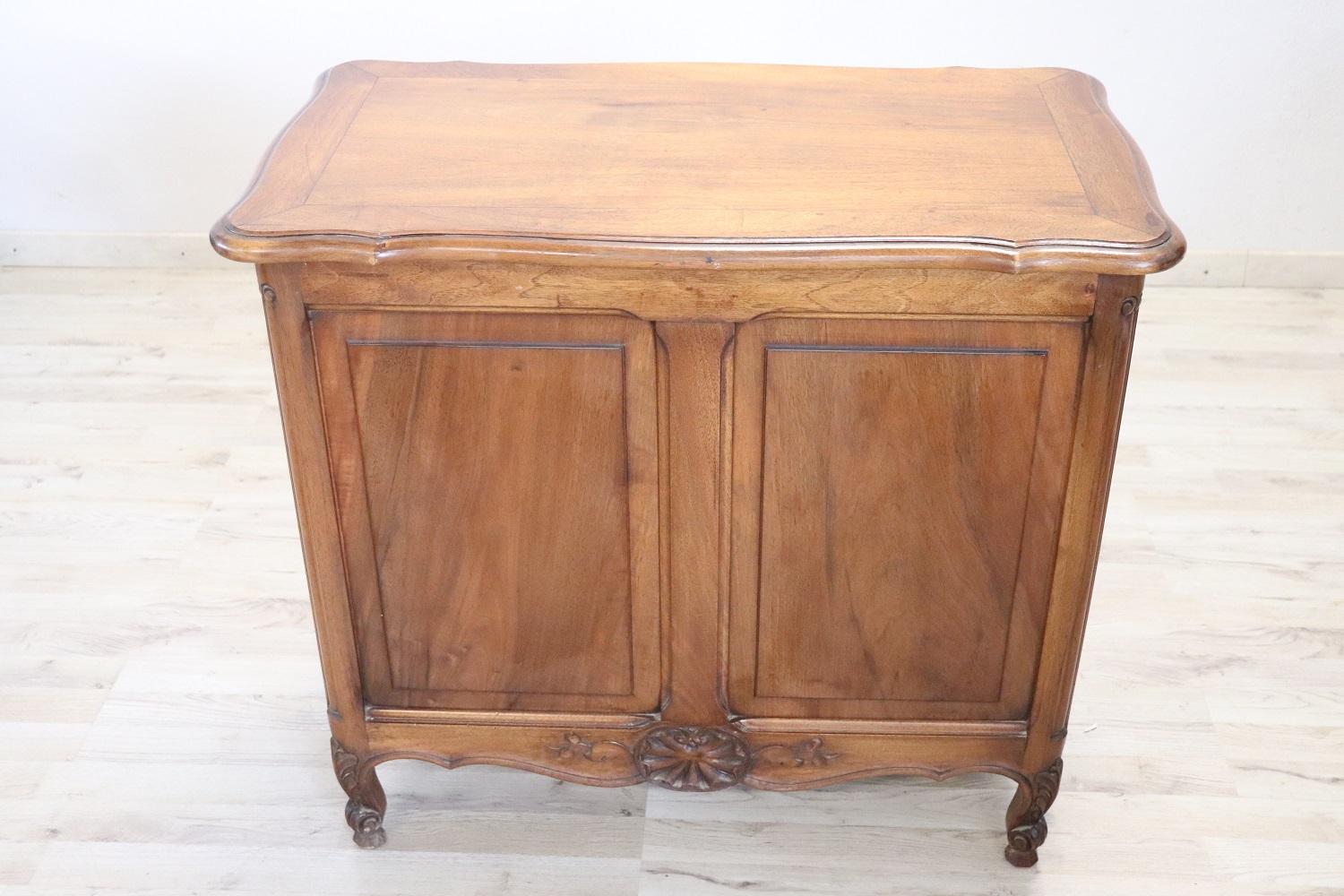 Early 20th Century Carved Walnut Small Cabinet or Buffet In Excellent Condition For Sale In Casale Monferrato, IT