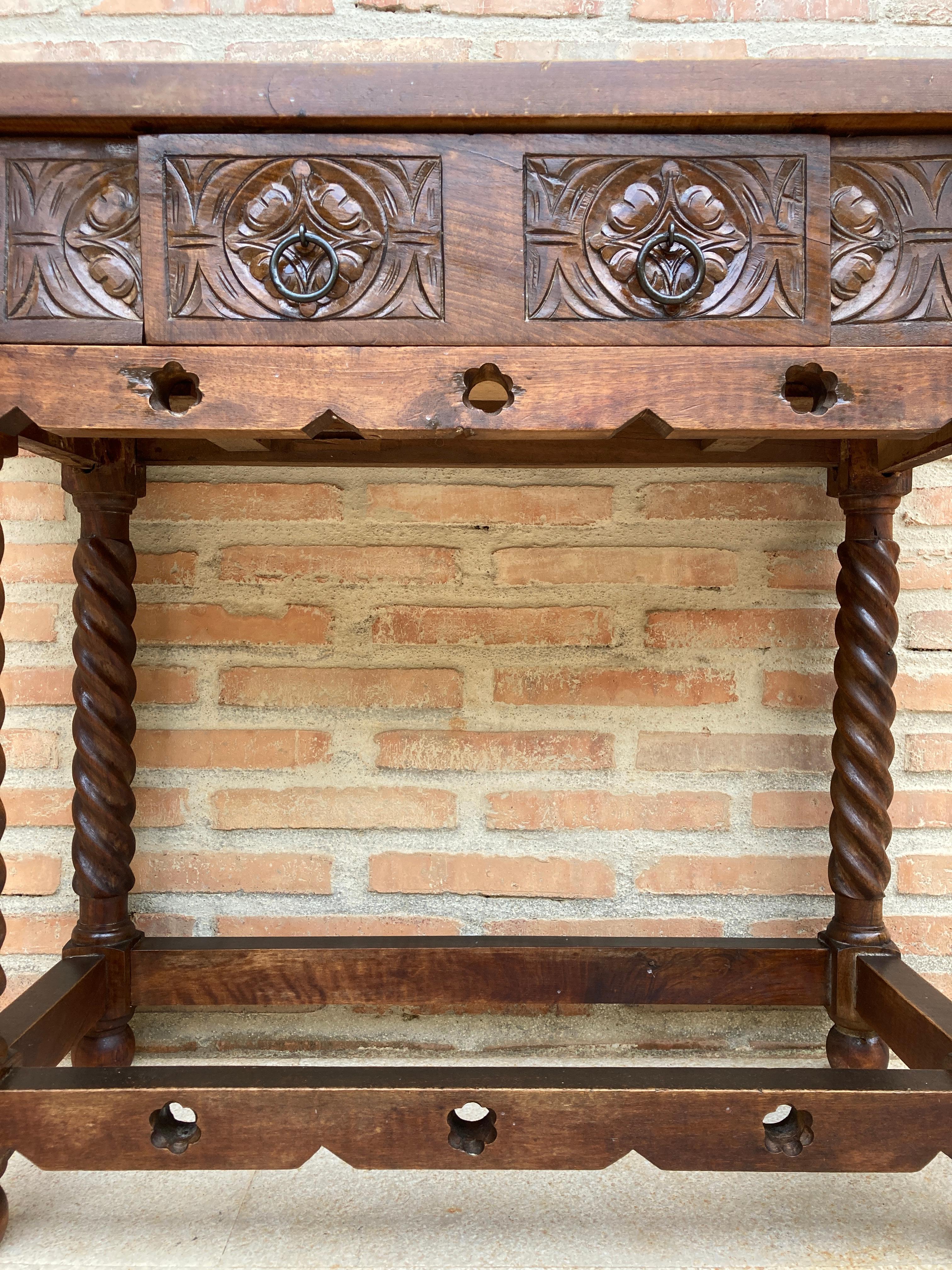 Noyer Table console catalane espagnole en bois de noyer sculpté du début du 20e siècle en vente