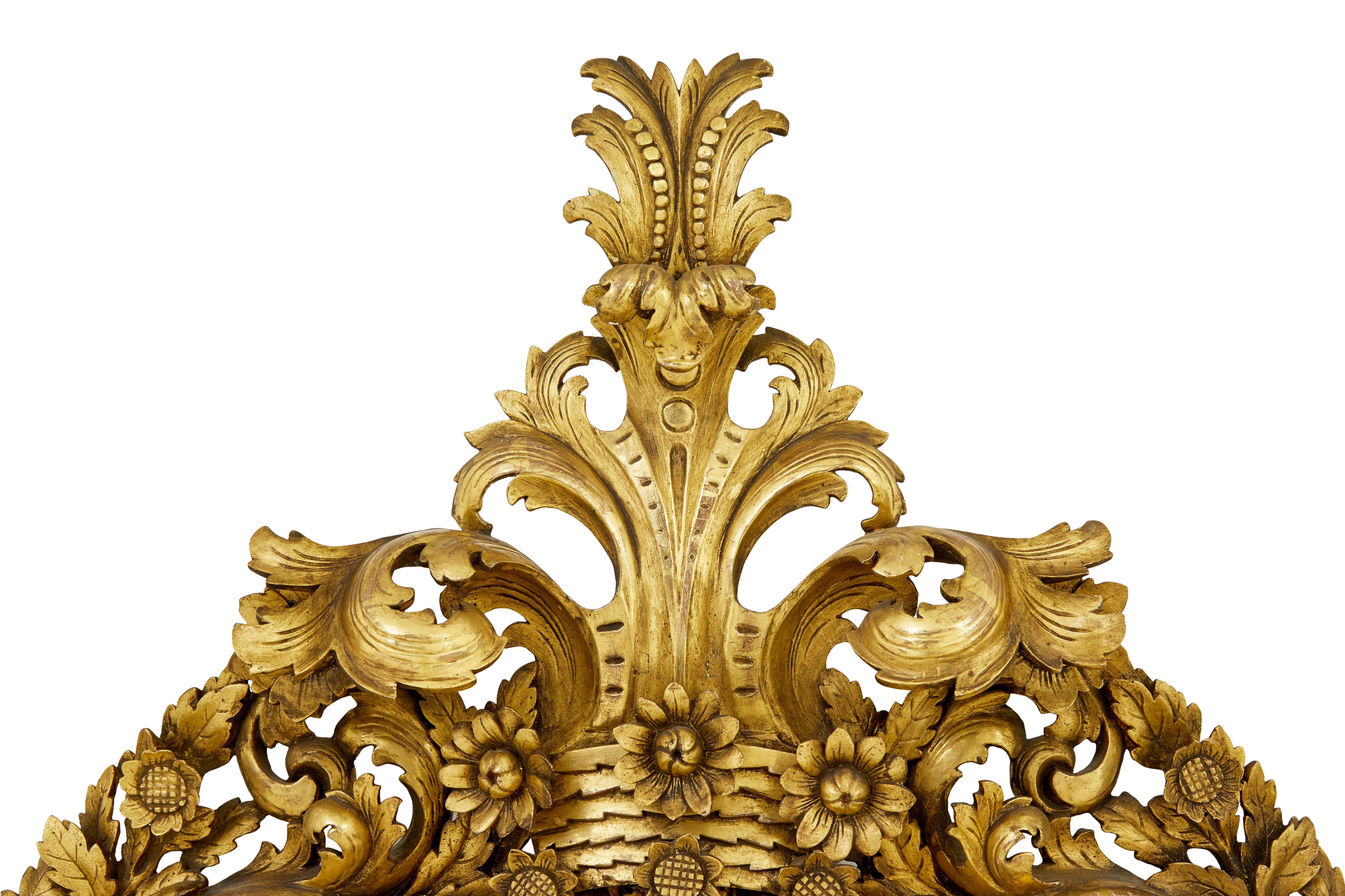 Baroque Miroir à coussin en bois sculpté d'influence baroque du début du 20e siècle. en vente