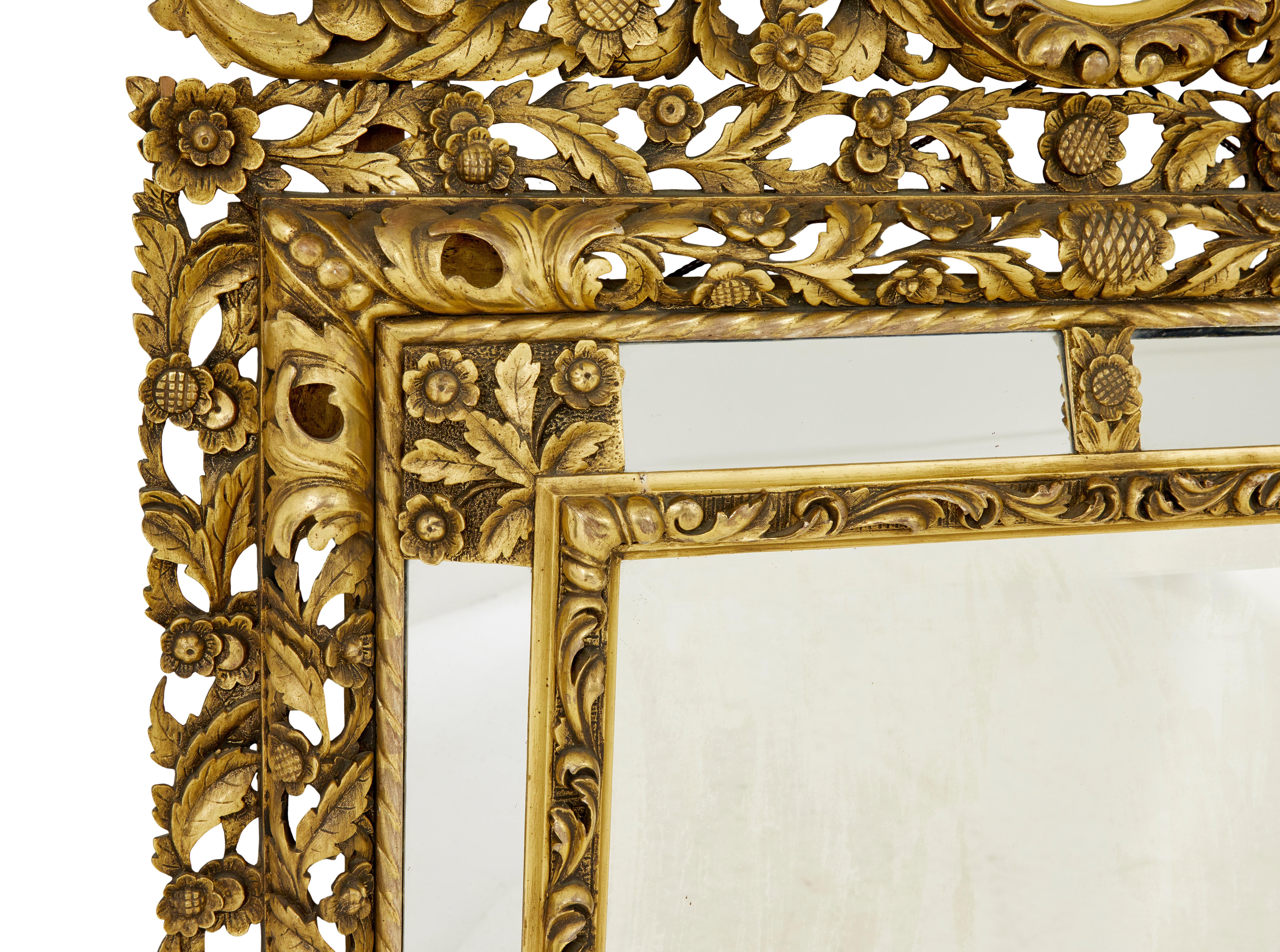 Suédois Miroir à coussin en bois sculpté d'influence baroque du début du 20e siècle. en vente