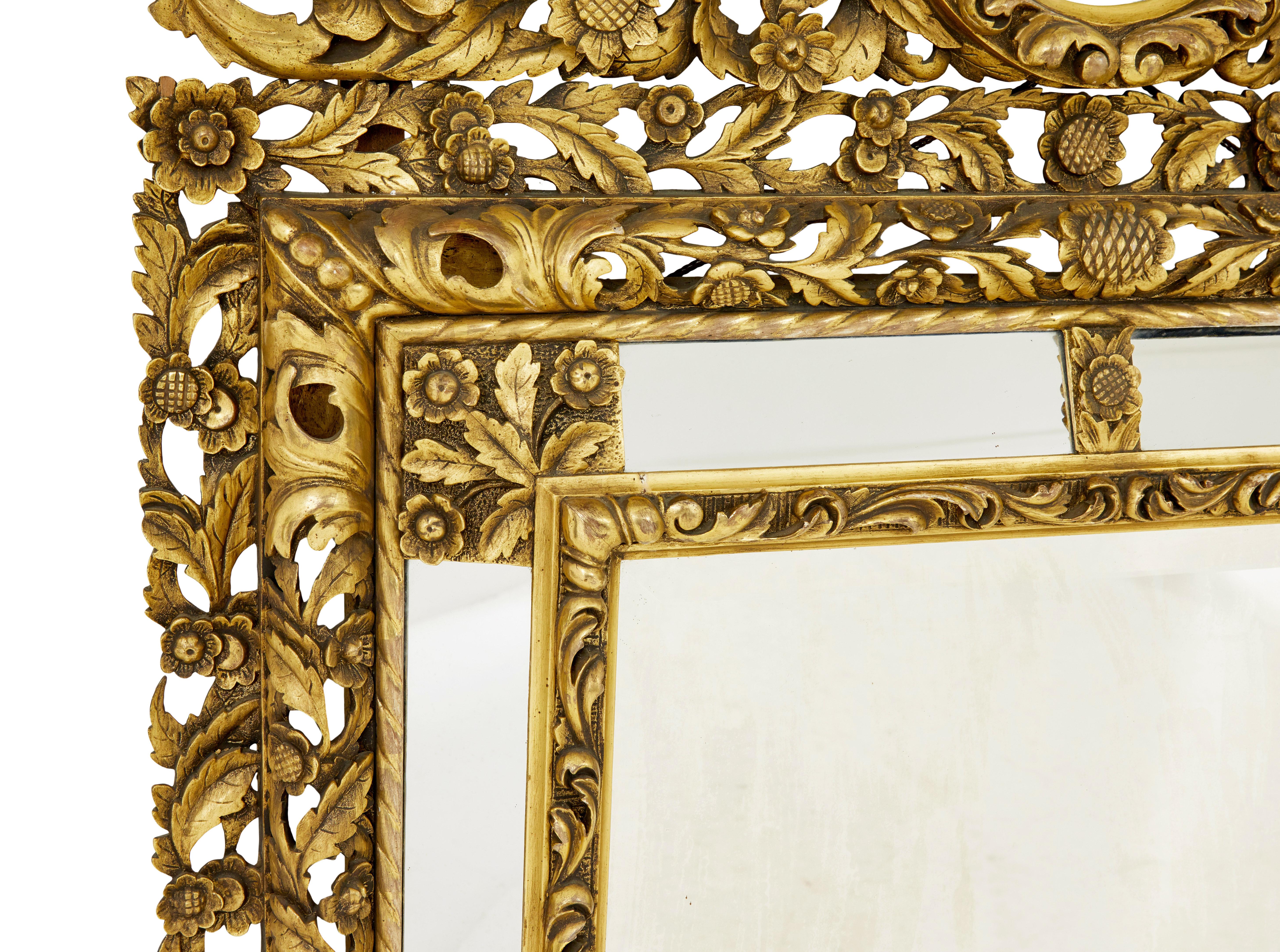 Suédois Miroir à coussin en bois sculpté d'influence baroque du début du 20e siècle. en vente