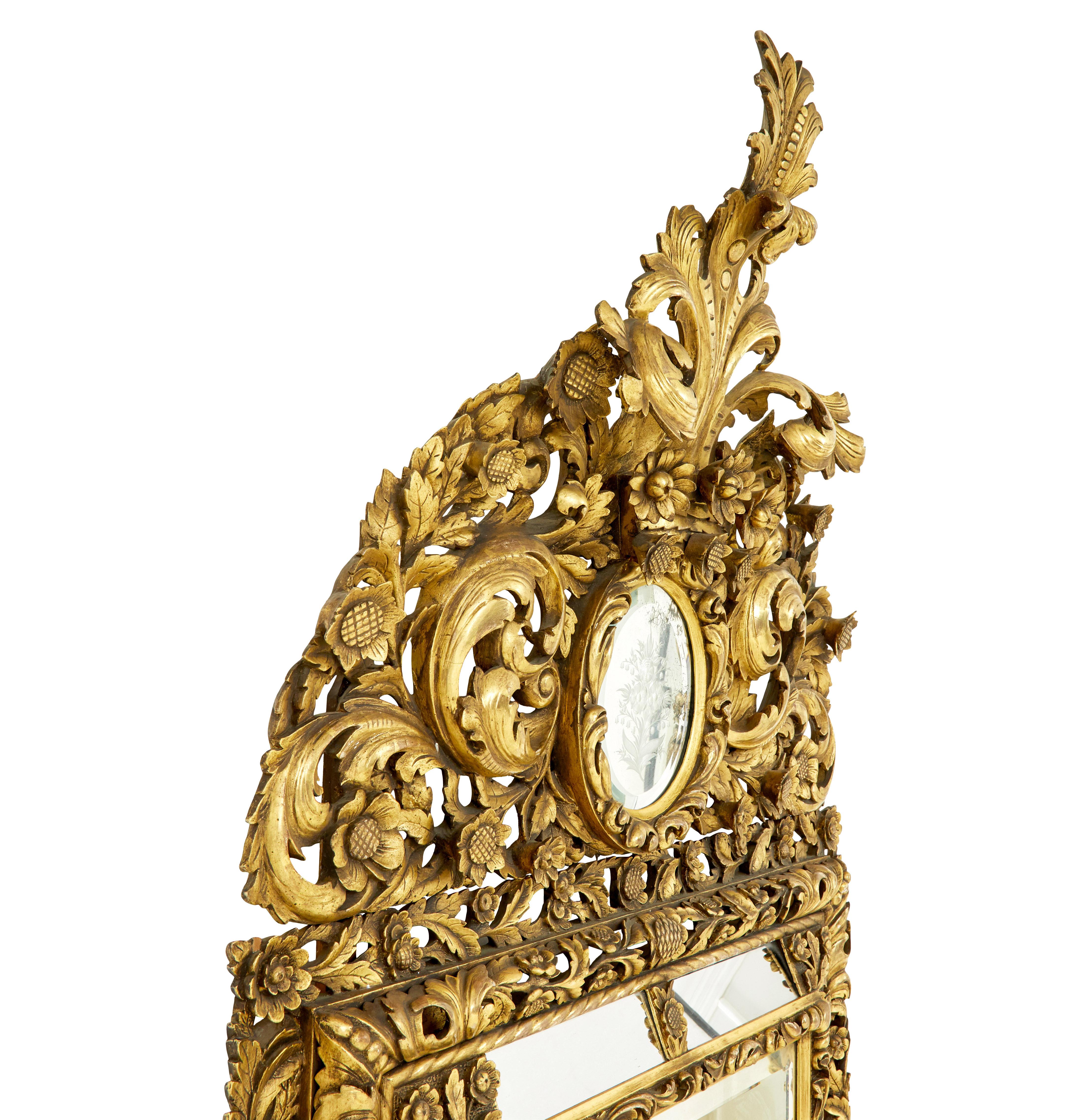 Sculpté à la main Miroir à coussin en bois sculpté d'influence baroque du début du 20e siècle. en vente