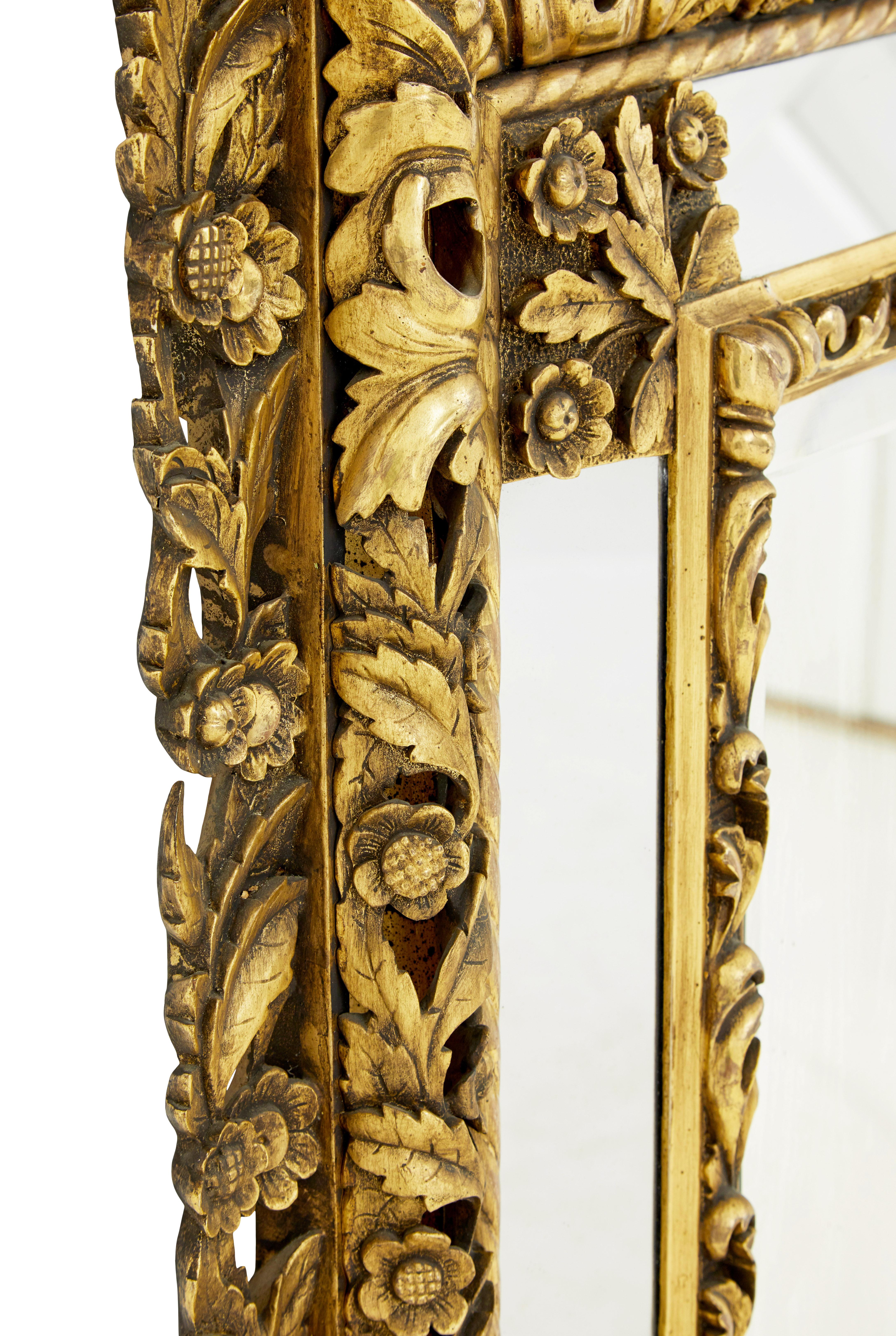 Miroir à coussin en bois sculpté d'influence baroque du début du 20e siècle. Bon état - En vente à Debenham, Suffolk