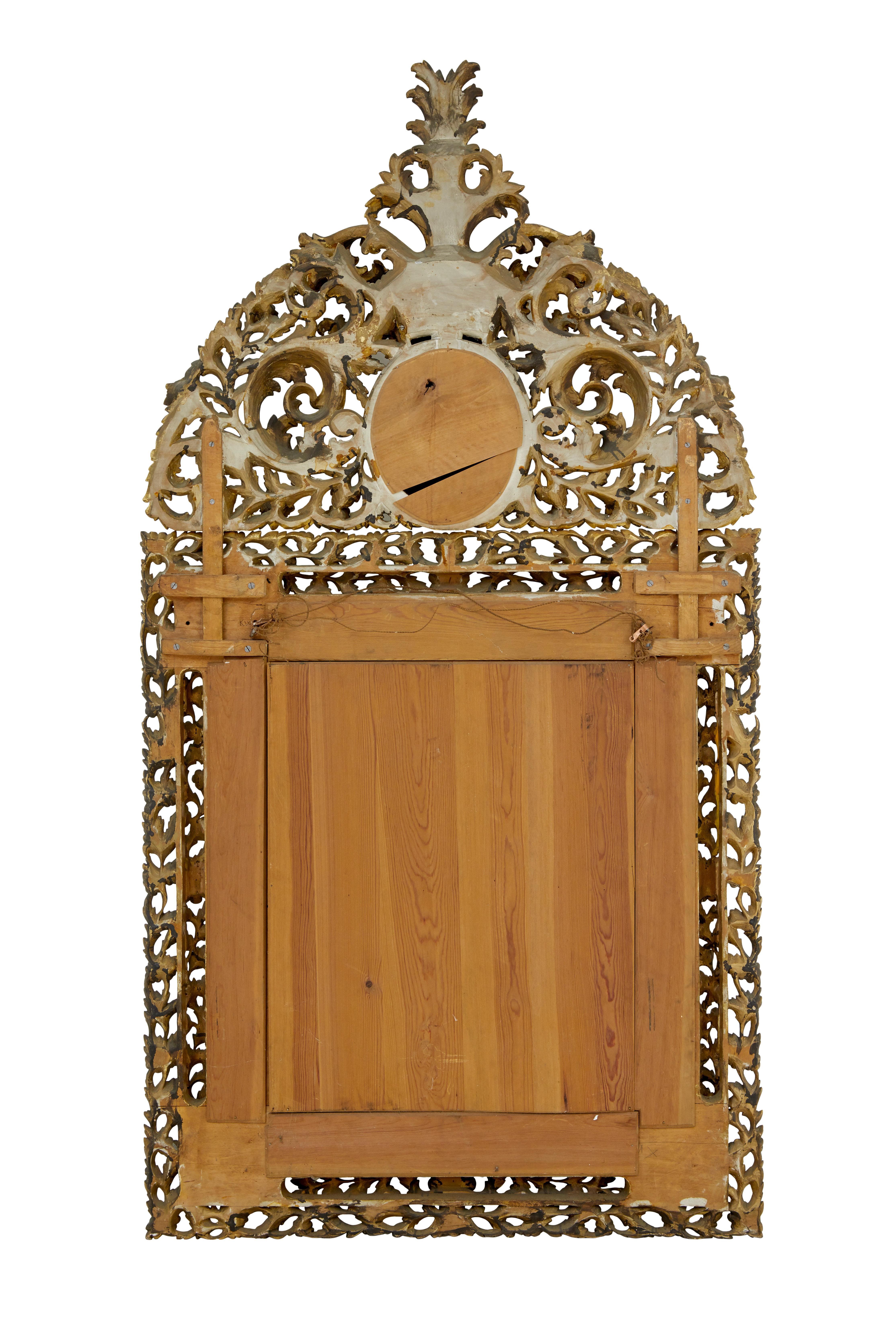 20ième siècle Miroir à coussin en bois sculpté d'influence baroque du début du 20e siècle. en vente