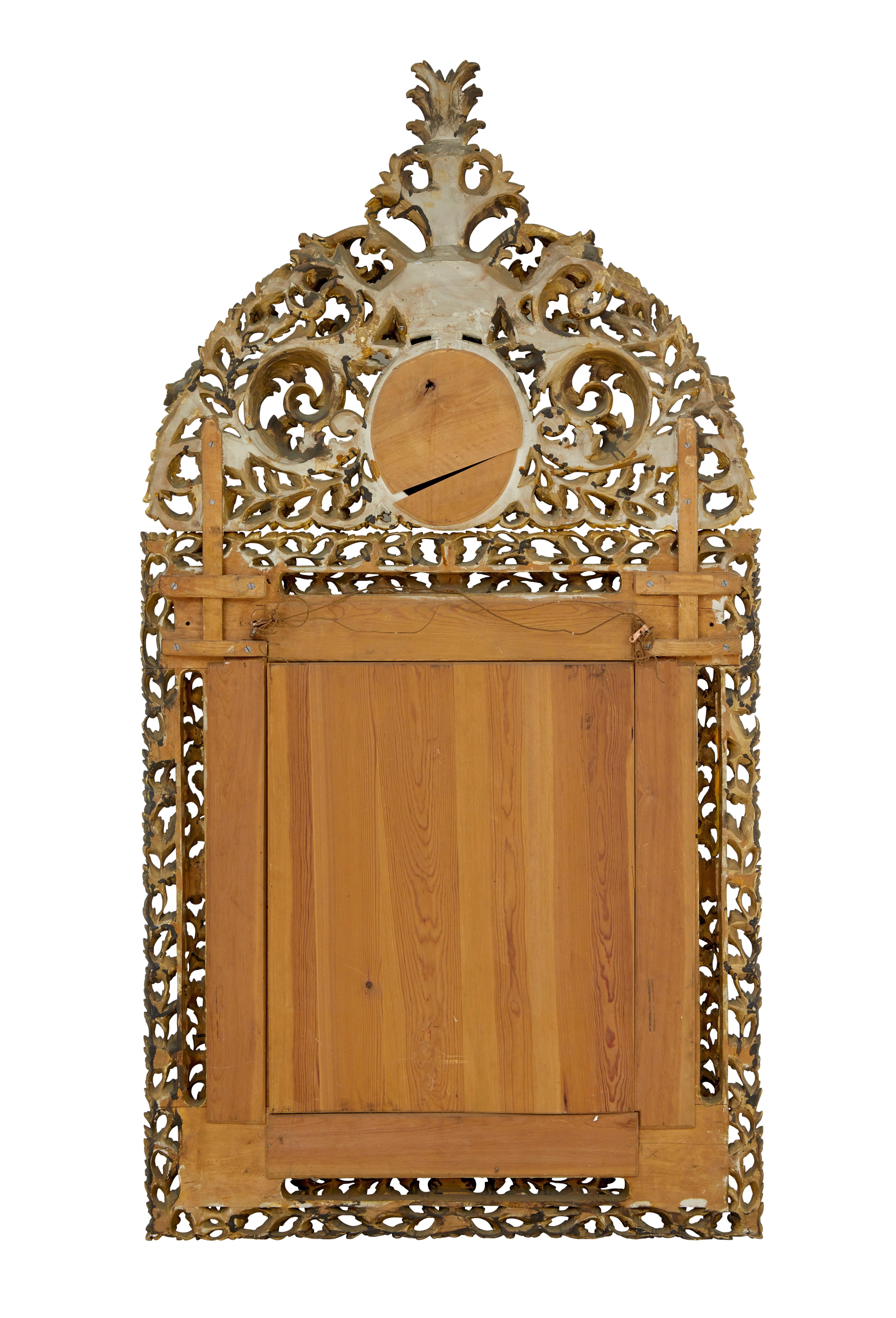 20ième siècle Miroir à coussin en bois sculpté d'influence baroque du début du 20e siècle. en vente
