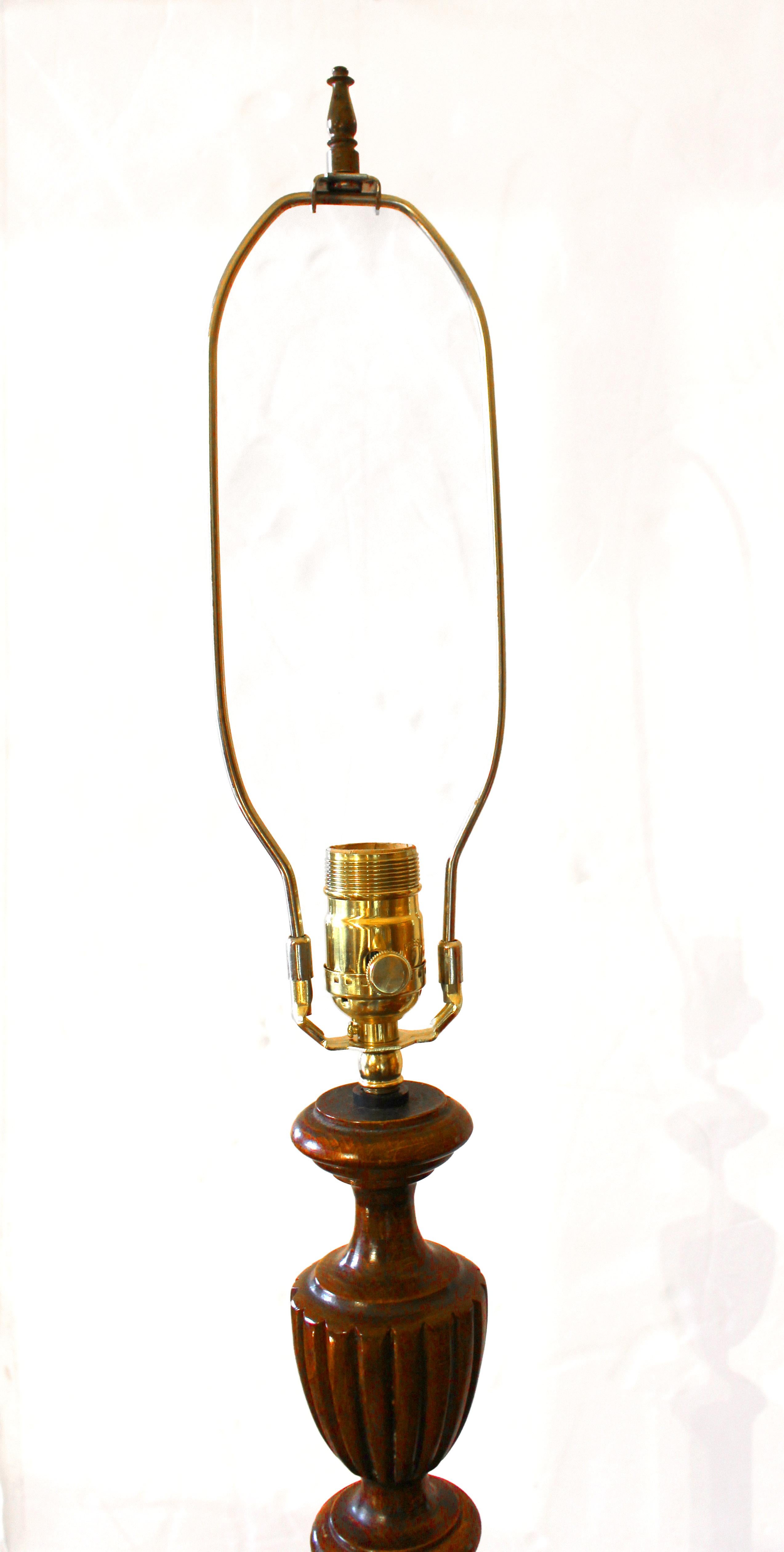 Stehlampe aus geschnitztem Holz des frühen 20. Jahrhunderts, englisch (Englisch) im Angebot