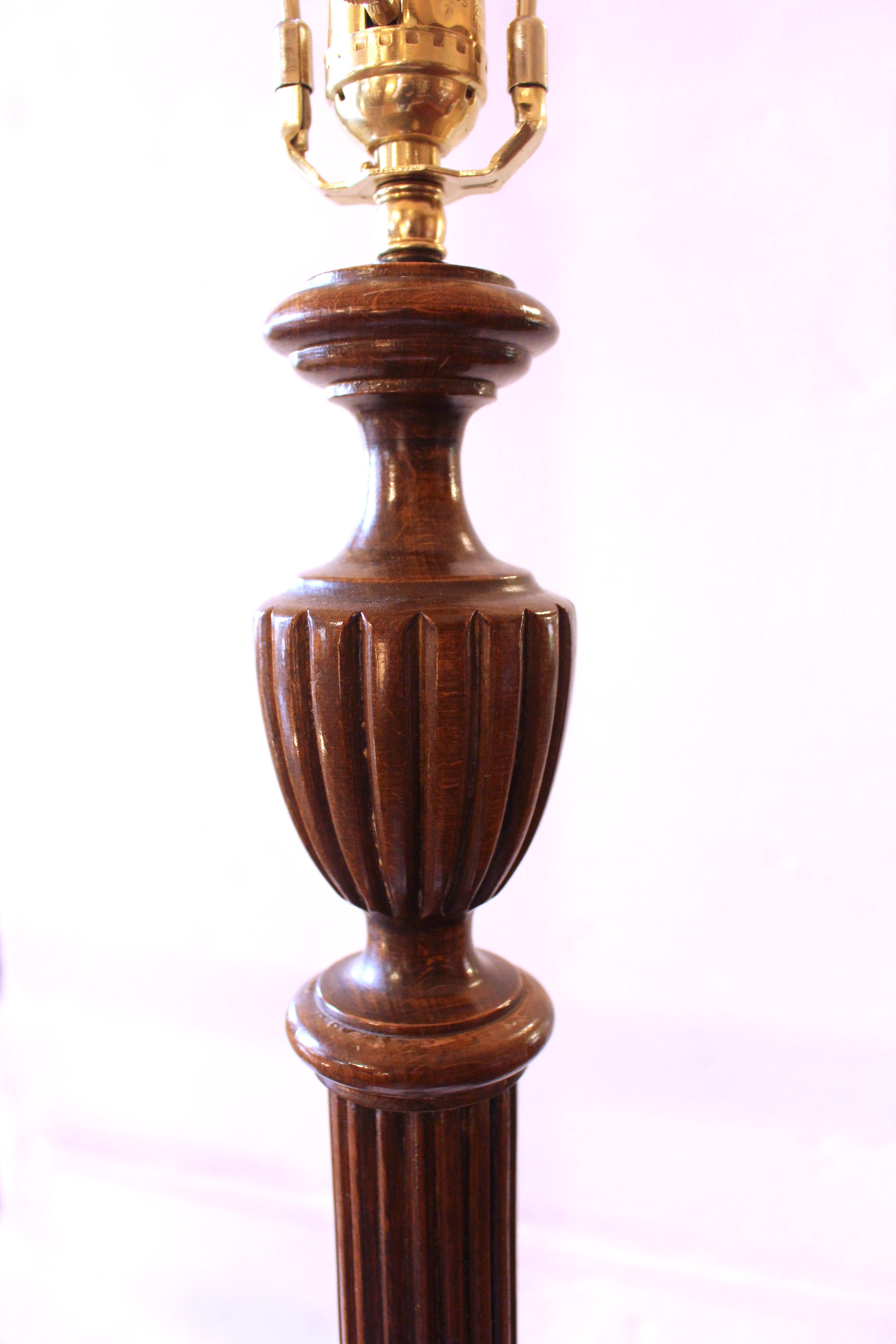 Stehlampe aus geschnitztem Holz des frühen 20. Jahrhunderts, englisch im Zustand „Gut“ im Angebot in Chapel Hill, NC