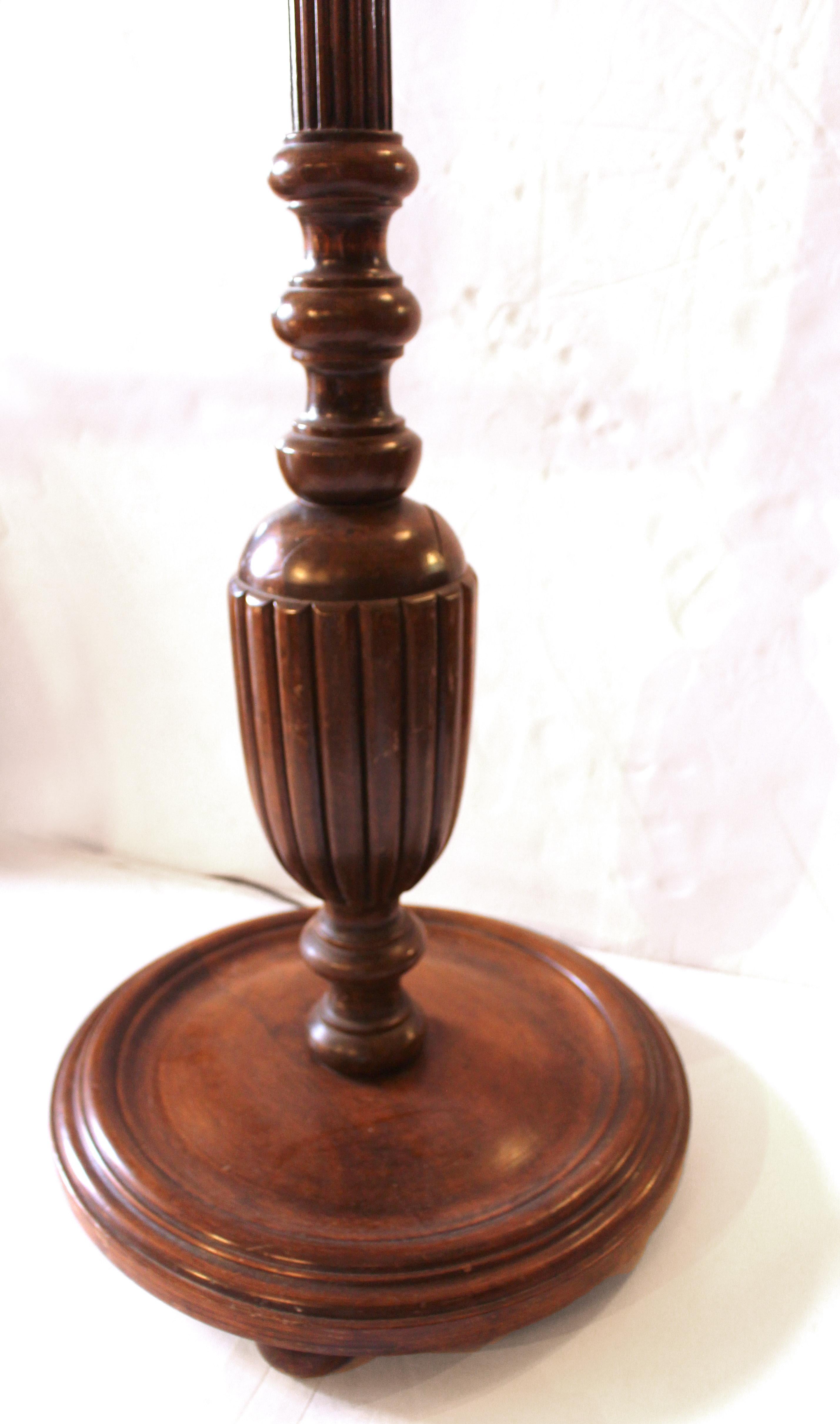 Stehlampe aus geschnitztem Holz des frühen 20. Jahrhunderts, englisch im Angebot 1