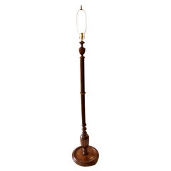 Lámpara de pie de madera tallada, inglesa, principios del siglo XX