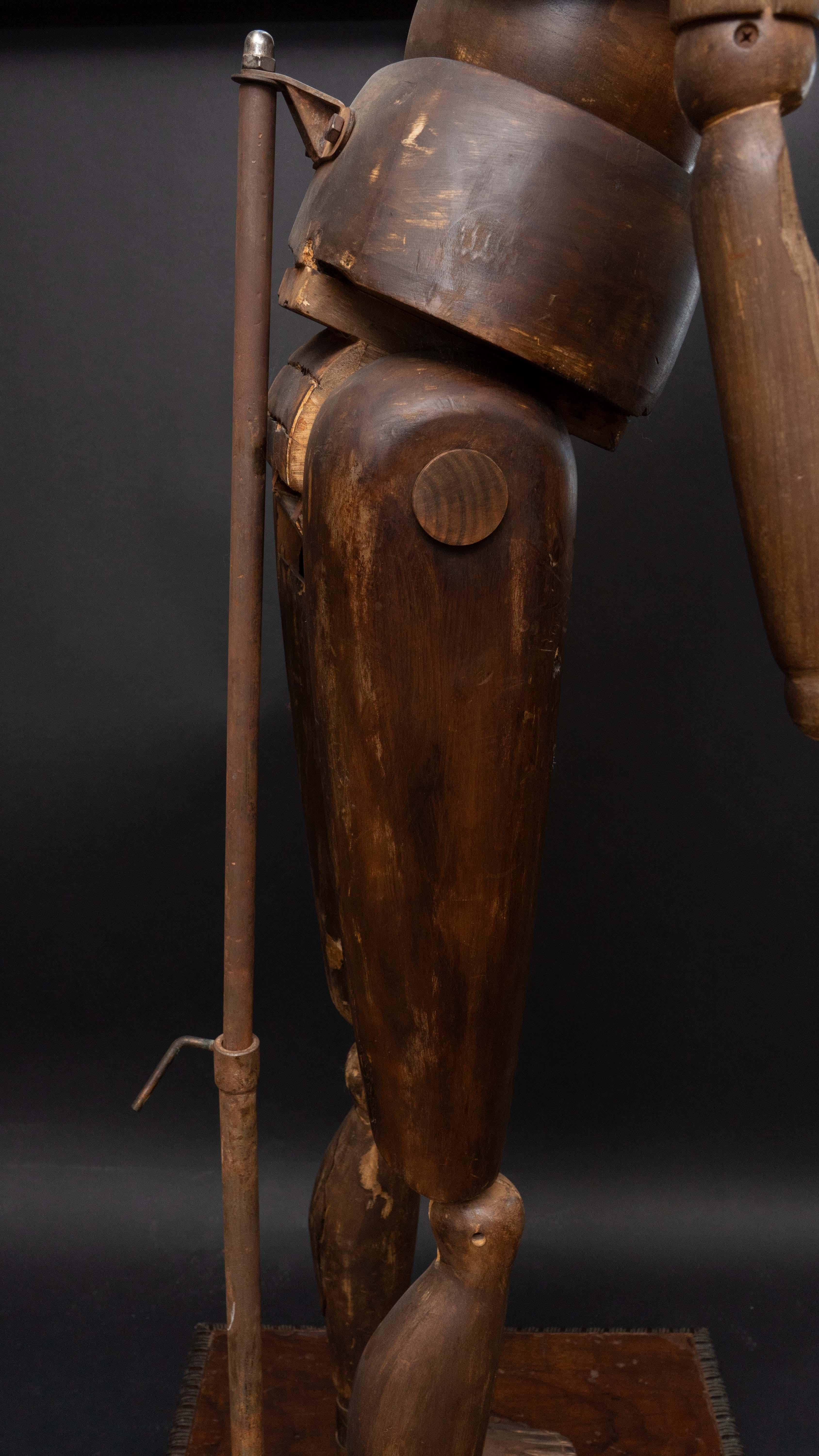 Mannequin en bois sculpté du début du 20e siècle sur socle en bois sculpté Bon état - En vente à New York, NY