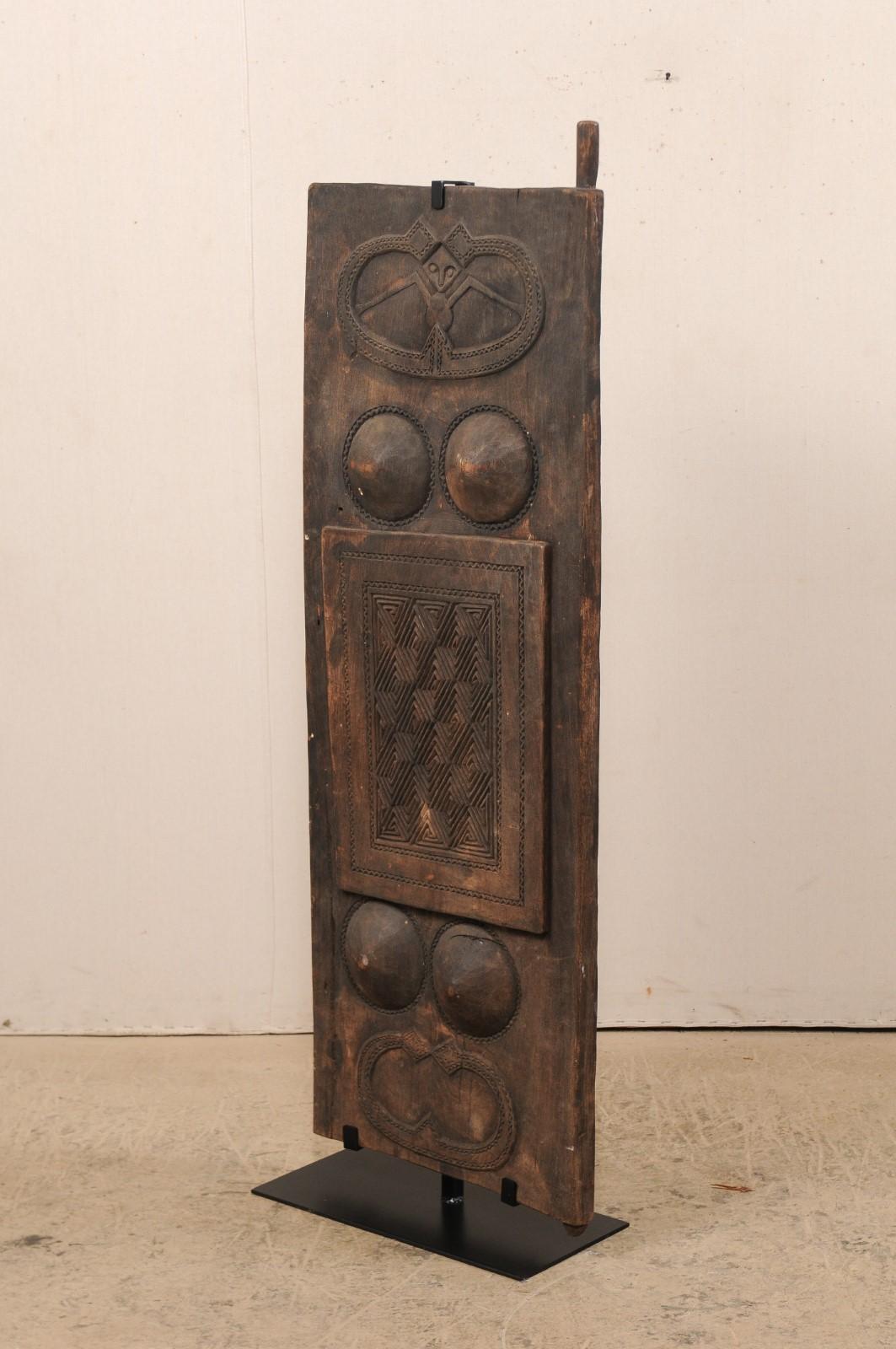 Panel tribal de madera tallada de la isla de Timor, Indonesia, principios del siglo XX en Bueno estado para la venta en Atlanta, GA