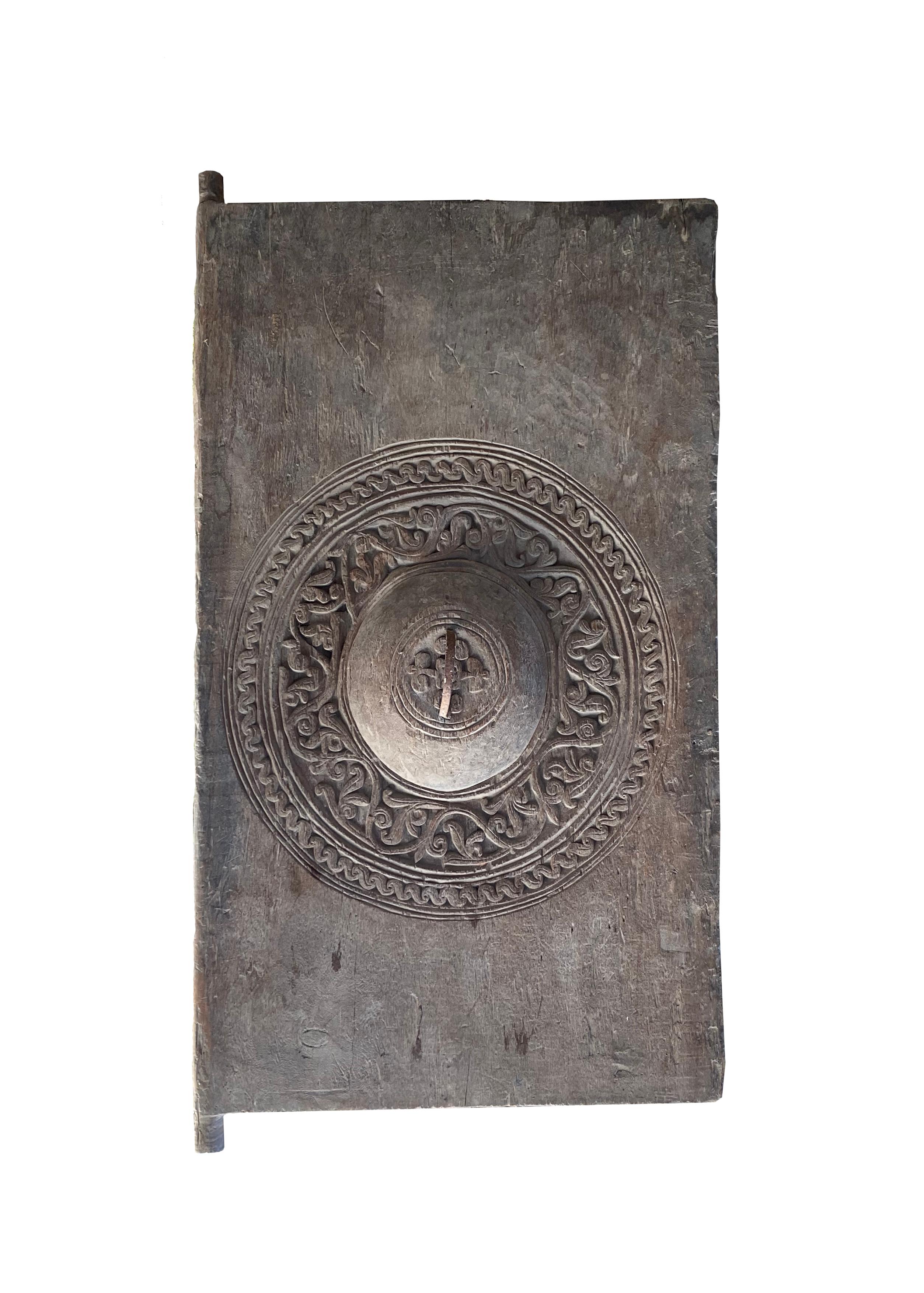 Porte de grenier à riz de Lampung, Sumatra, Indonésie c. 1900. Il présente une magnifique patine liée à l'âge, avec des textures et des nuances de bois très marquées. Un objet sculptural unique qui apporte de la chaleur à tout espace. Cette porte
