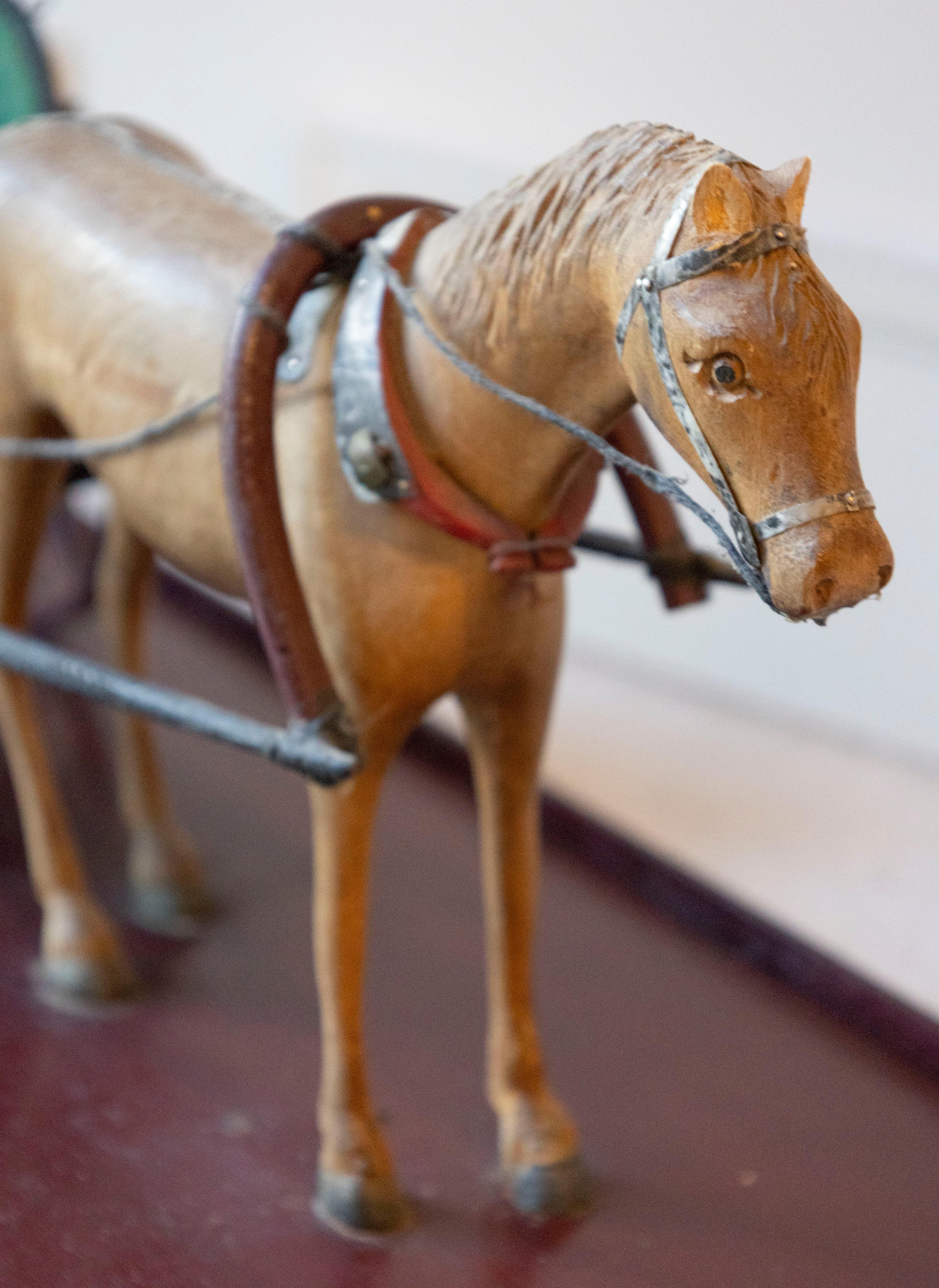 Modèle de cheval et d'attelage en bois sculpté du début du 20e siècle en vente 4